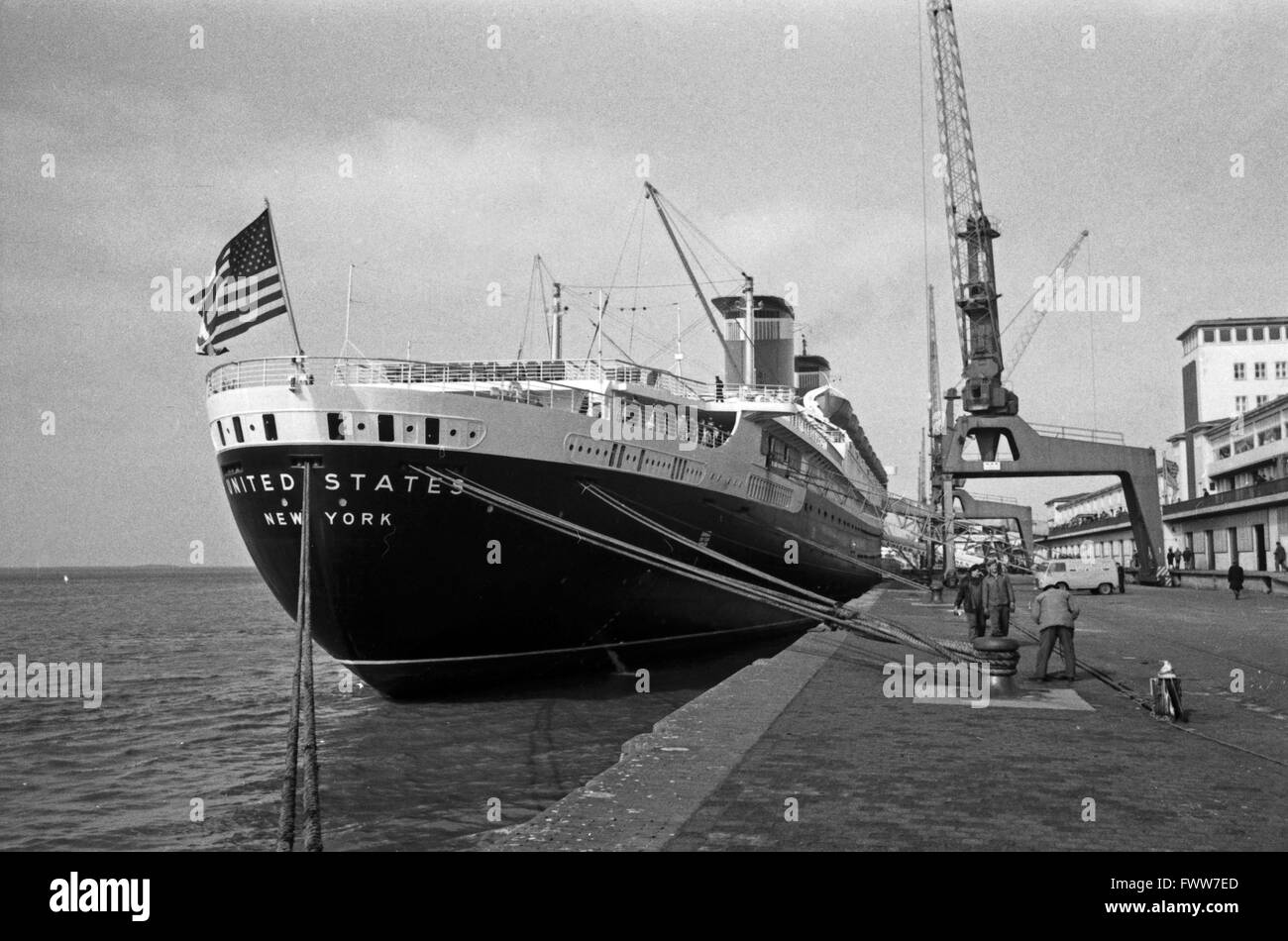 Vacances Bateau-vélo Hotel flottant Chartres eine macht eine Frau auf der SS United States', 1960 er Jahre. Une femme prend un voyage sur le navire SS United States', l'Allemagne des années 1960. Banque D'Images