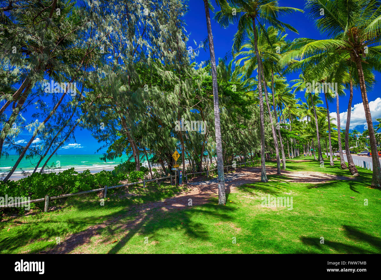 Port Douglas Four Mile Beach et l'océan sur la journée ensoleillée, le nord du Queensland, Australie Banque D'Images