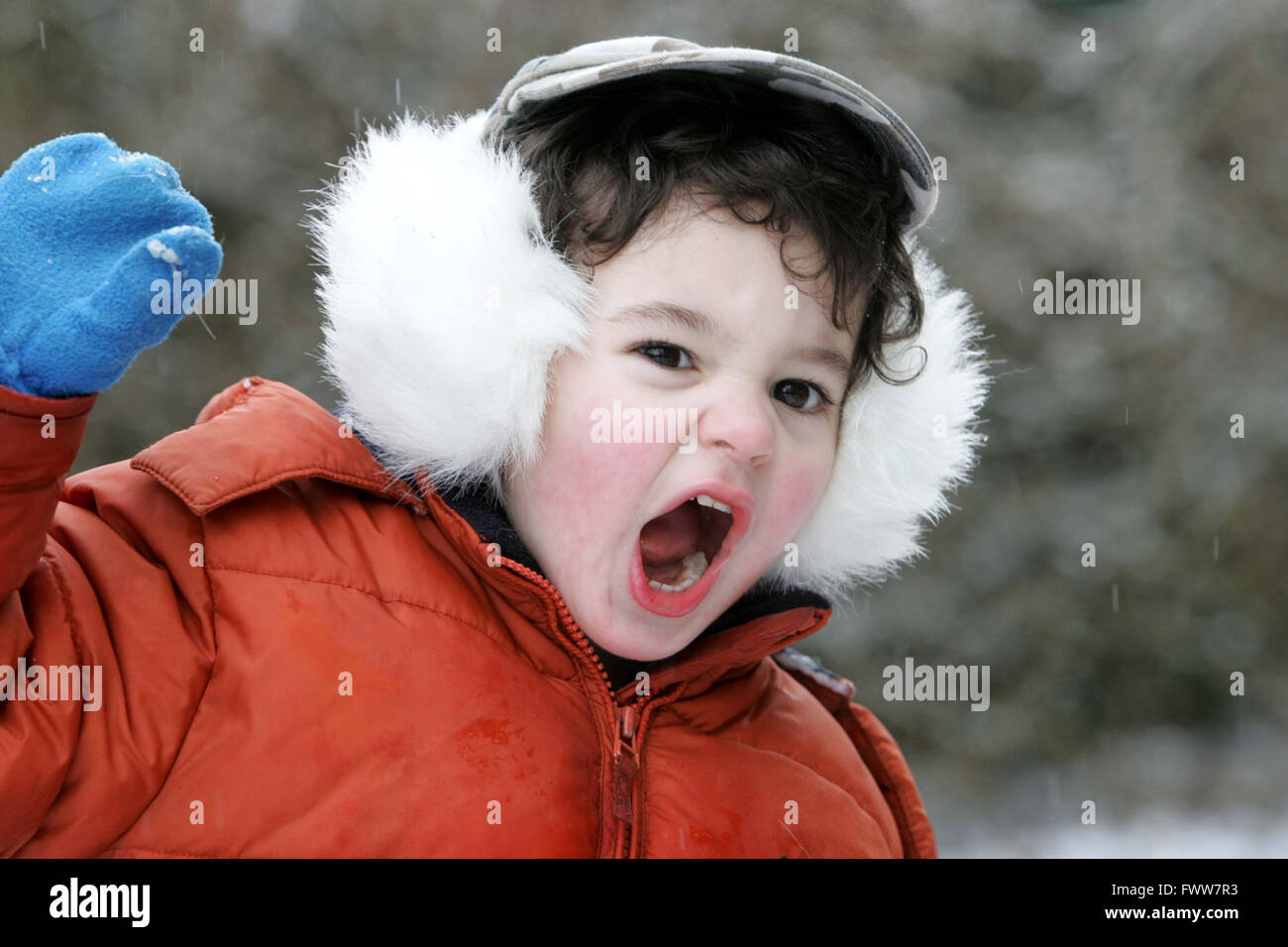 Bébé garçon jouent dans la neige Banque D'Images