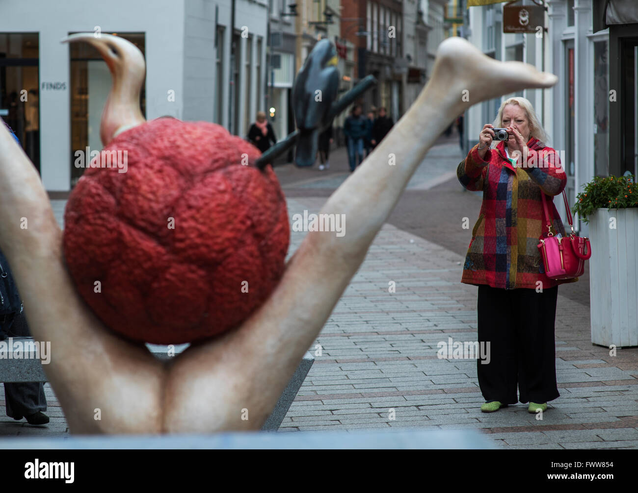 Den Bosch - 's-Hertogenbosch, North Brabant, Pays-Bas. Les cyclistes. Mars 2016 's-Hertogenbosch (néerlandais : prononciation [ˌSɛrtoːɣə ˈBɔs(m)] ( Écouter), littéralement "la forêt du Duc' en anglais, et historiquement en Français : Bois-le-Duc) est une ville et une municipalité située dans le sud des Pays-Bas. Elle est la capitale de la province du Brabant-Septentrional. Dans la parole, les Hollandais utilisent rarement l''s-Hertogenbosch formelle mais plutôt le langage parlé Den Bosch [dɛmˈbɔs] ( Écouter). Den Bosch signifie 'La forêt'. Jusqu'à 1520, la ville a prospéré, devenant le deuxième plus grand centre de population dans le territoire de l'actuelle N Banque D'Images