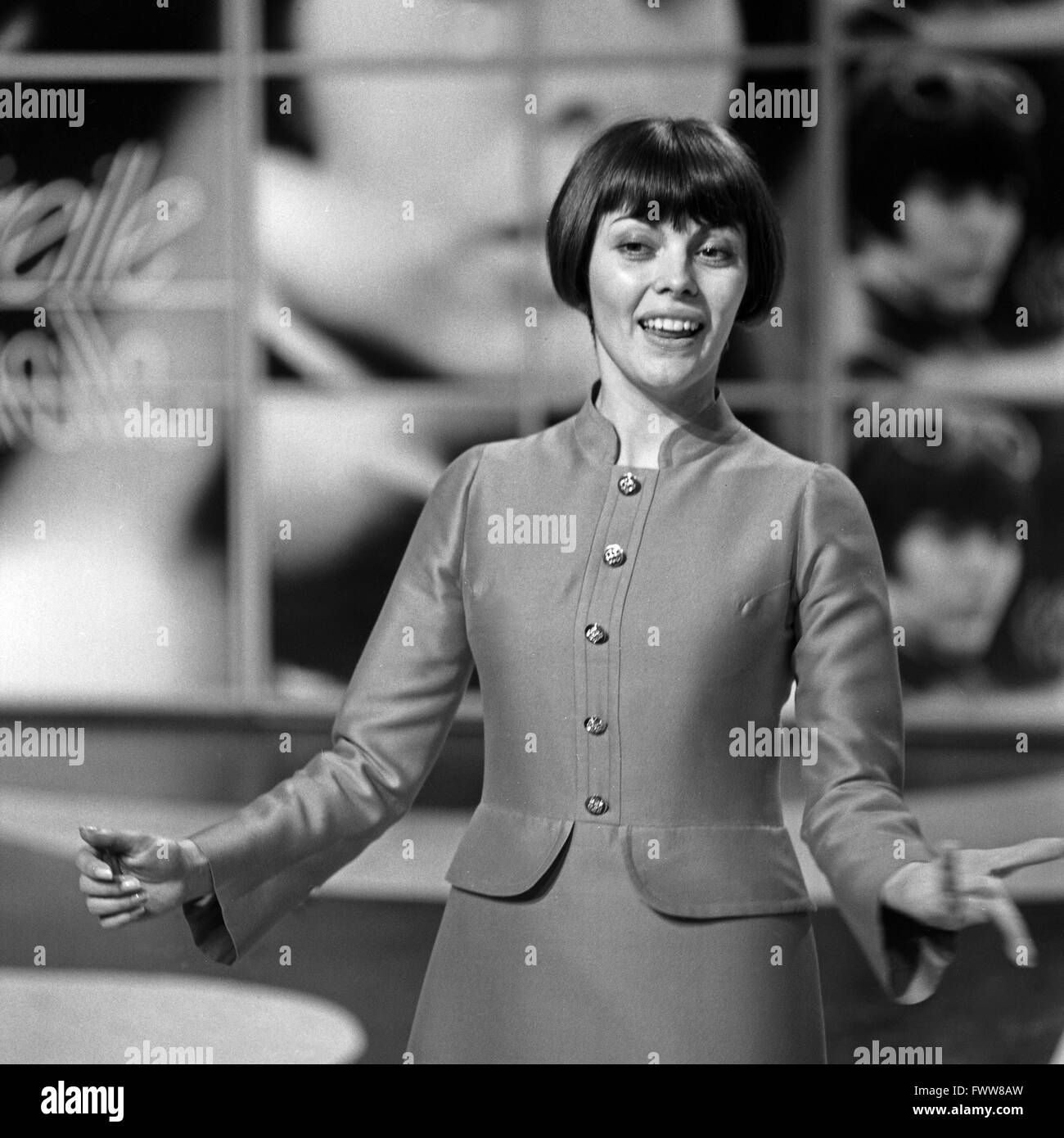 Französische Sängerin Mireille Mathieu, Deutschland 1960 er Jahre. La chanteuse française Mireille Mathieu, l'Allemagne des années 1960. Banque D'Images