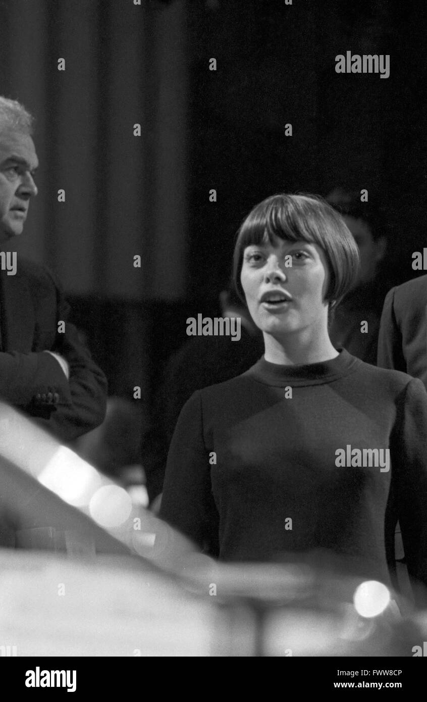 Französische Sängerin Mireille Mathieu, Deutschland 1960 er Jahre. La chanteuse française Mireille Mathieu, l'Allemagne des années 1960. Banque D'Images