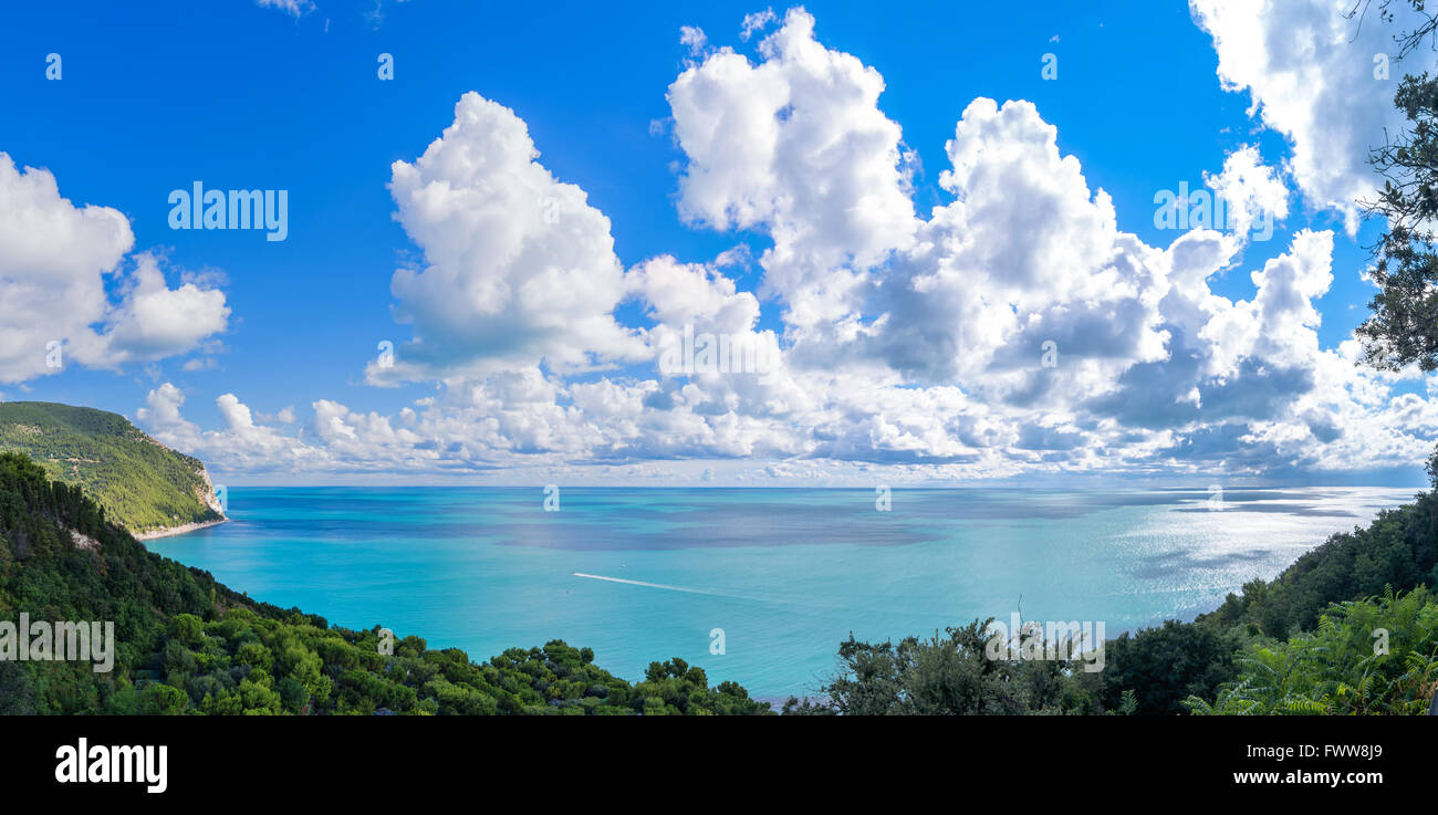 Le mont Conero Parc Naturel Regional Park est un environnement écologique unique sur le littoral méditerranéen Italien Banque D'Images