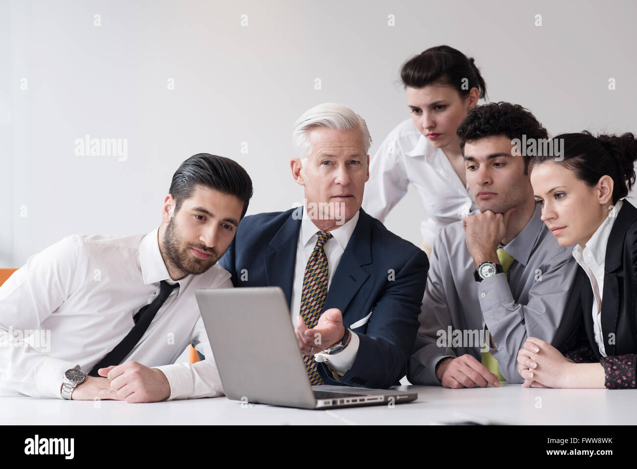 Le groupe de jeunes gens d'affaires réunion au bureau de démarrage ...