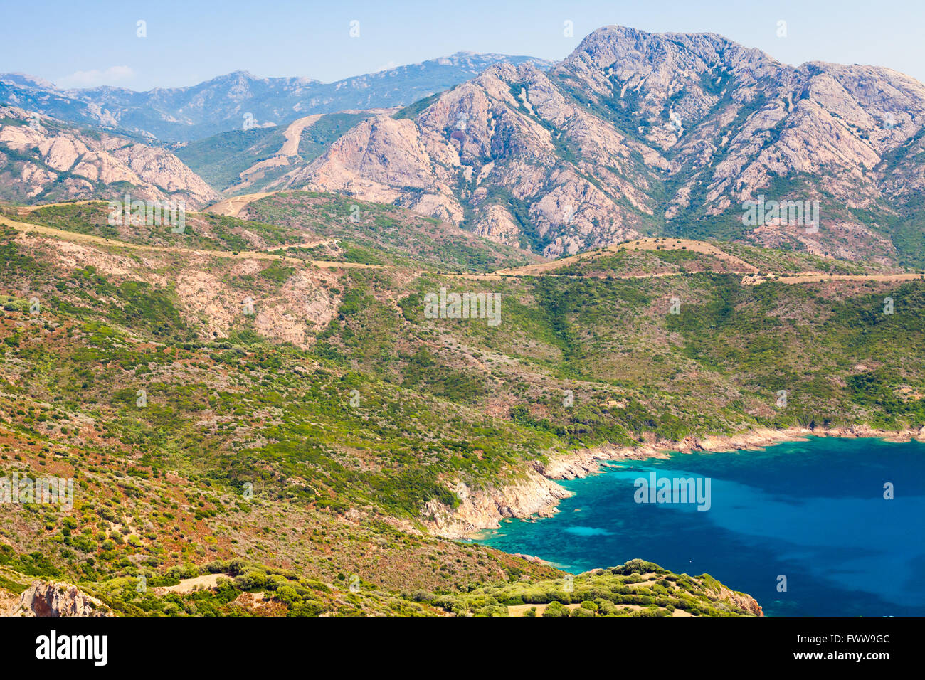 Paysage côtier de l'île Méditerranéenne Française corse. Corse-du-Sud, région de Piana. Montagnes, mer et plage d'été Banque D'Images