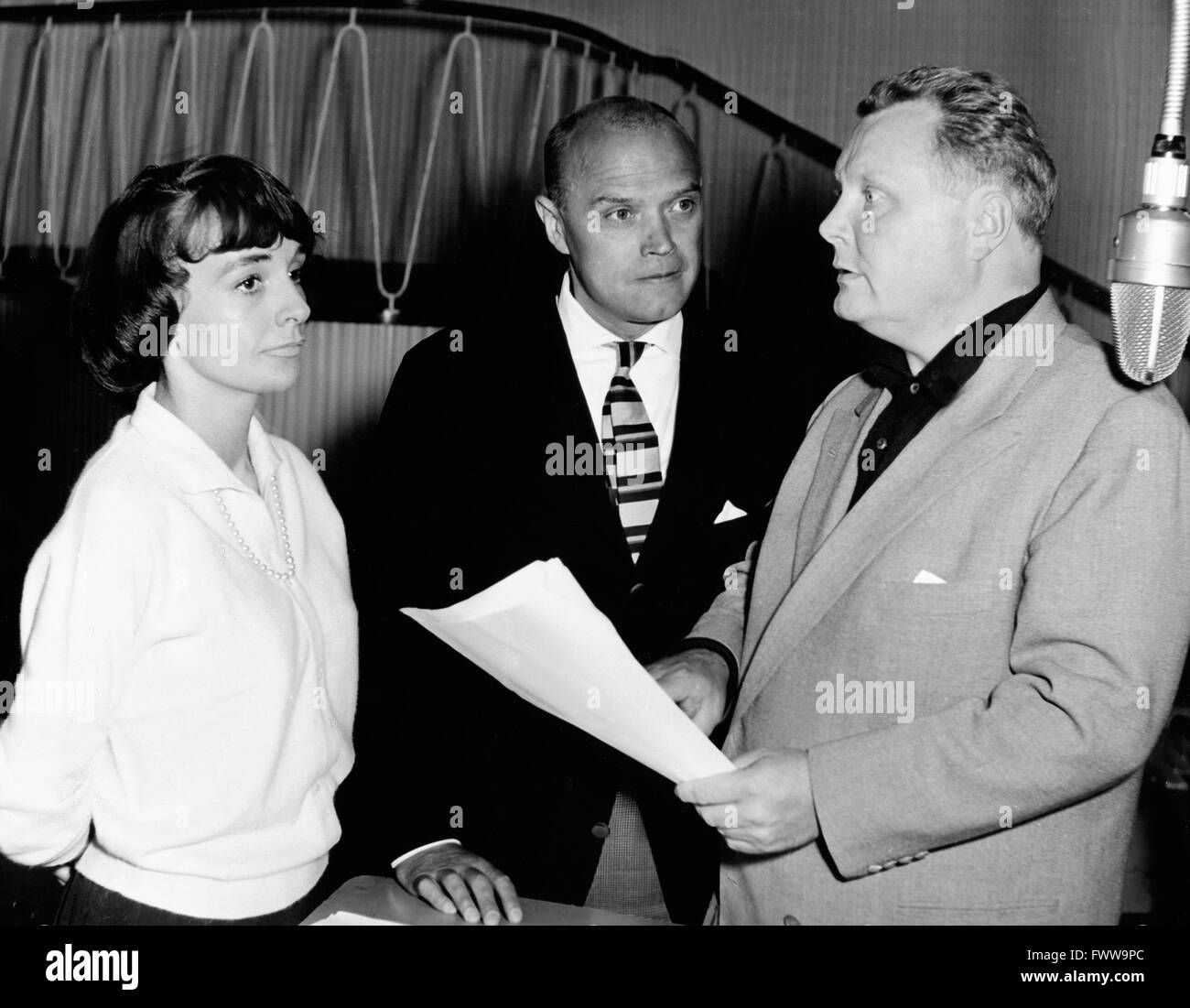 Deutsche Schauspielerin Luitgard Im mit Kurt Meisel und Ernst Schröder (33), 1950er Jahre Deutschland. L'actrice allemande Kuitgard Im avec Kurt Meisel et Ernst Schroeder (droite), Allemagne 1950 Banque D'Images