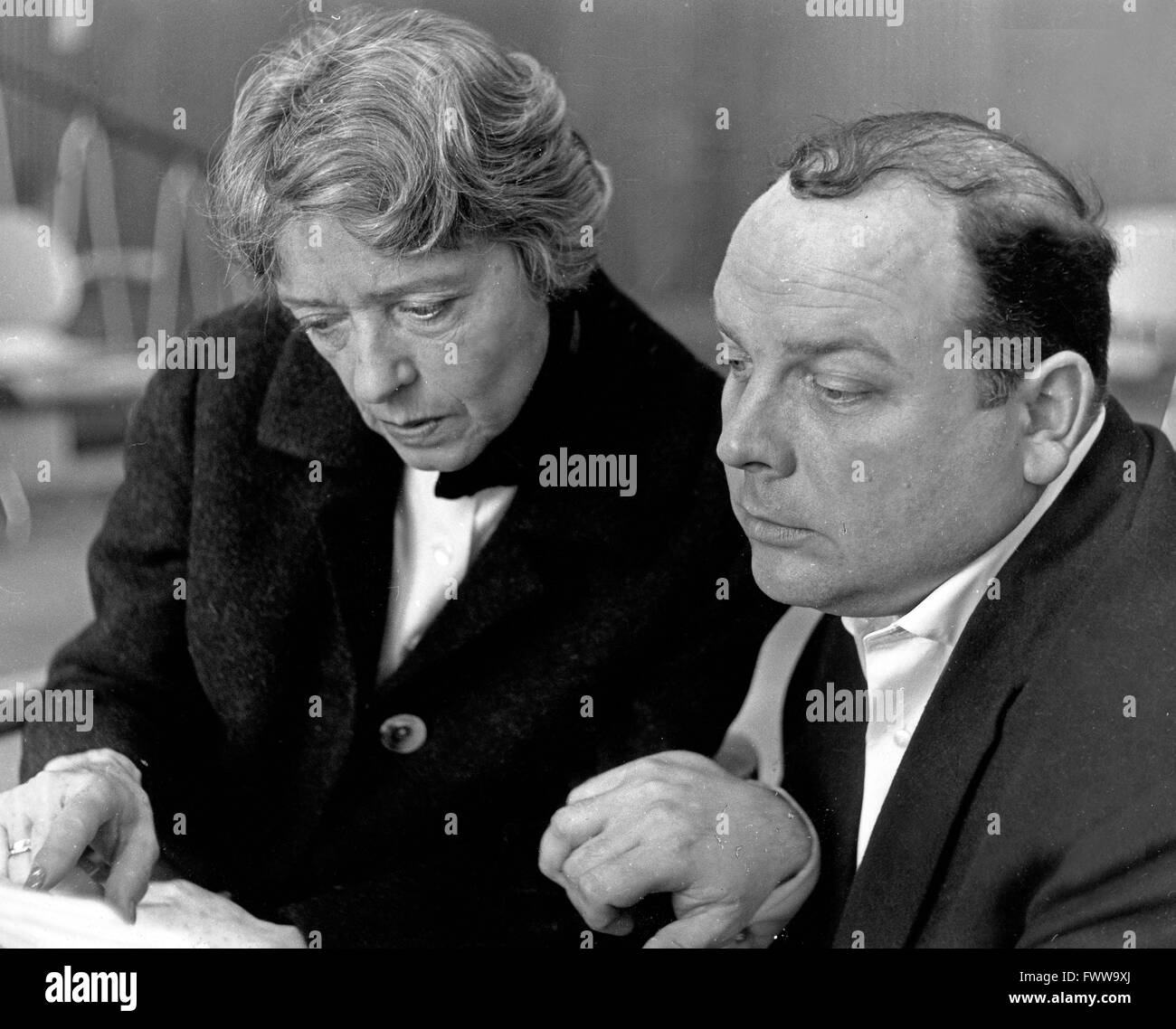 Acteurs et Actrices Roma Bahn Deutschen und Wolfgang Wahl als bei der Sprecher NDR Hörspielproduktion 'Der Doktor und die Teufel', Deutschland 1950 er Jahre. Acteurs Allemands Roma Bahn et Wolfgang Wahl que des haut-parleurs de la NDR drama audio 'Der Doktor und die Teufel", l'Allemagne des années 1950. Banque D'Images