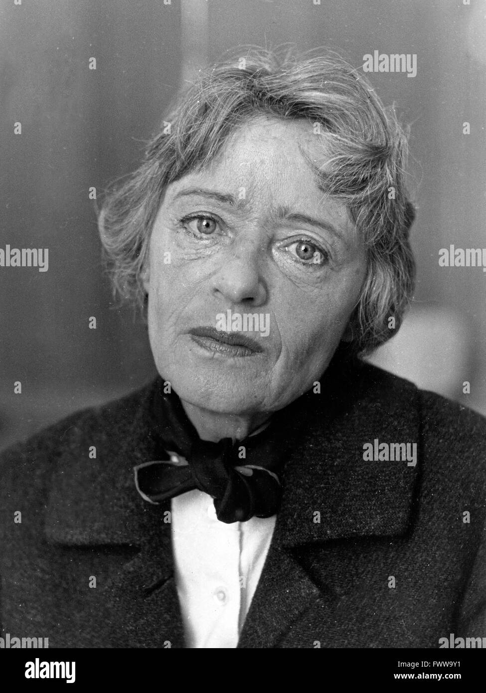 Deutschen Schauspielerin Roma Bahn als bei der Sprecher NDR Hörspielproduktion 'Der Doktor und die Teufel', 1950er Jahre Deutschland. L'actrice allemande Roma Bahn comme le président de la NDR drama audio 'Der Doktor und die Teufel", l'Allemagne des années 1950. Banque D'Images