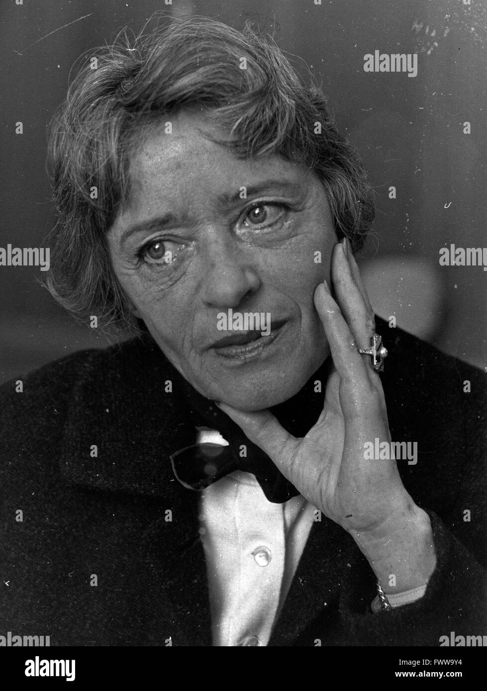 Deutschen Schauspielerin Roma Bahn als bei der Sprecher NDR Hörspielproduktion 'Der Doktor und die Teufel', 1950er Jahre Deutschland. L'actrice allemande Roma Bahn comme le président de la NDR drama audio 'Der Doktor und die Teufel", l'Allemagne des années 1950. Banque D'Images