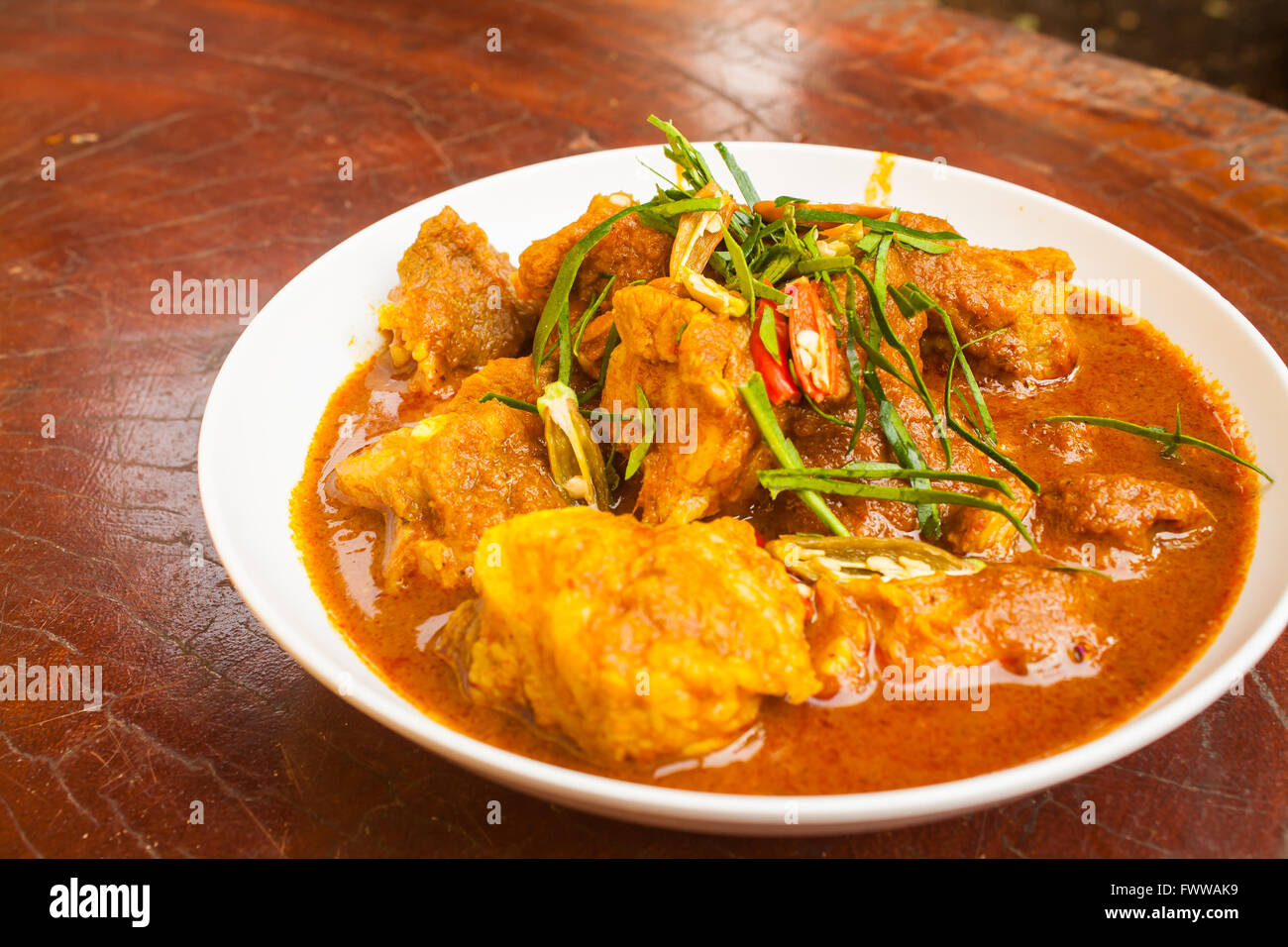 Côtes levées de porc au Curry piments et feuilles de Lime Banque D'Images