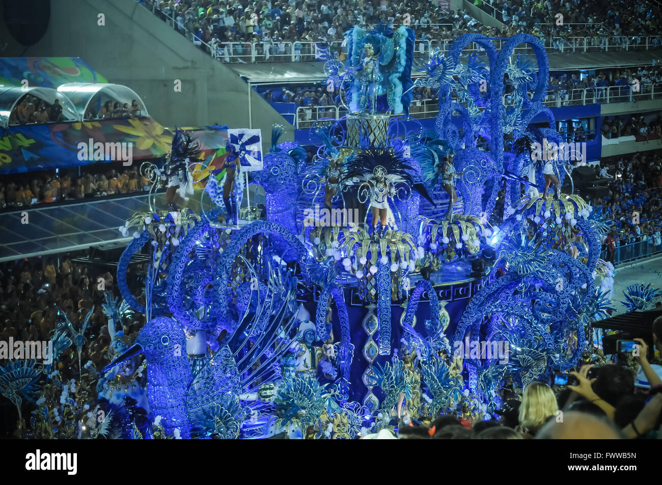 L'école de samba Beija-Flor défilant au Carnaval de Rio 2016 Banque D'Images