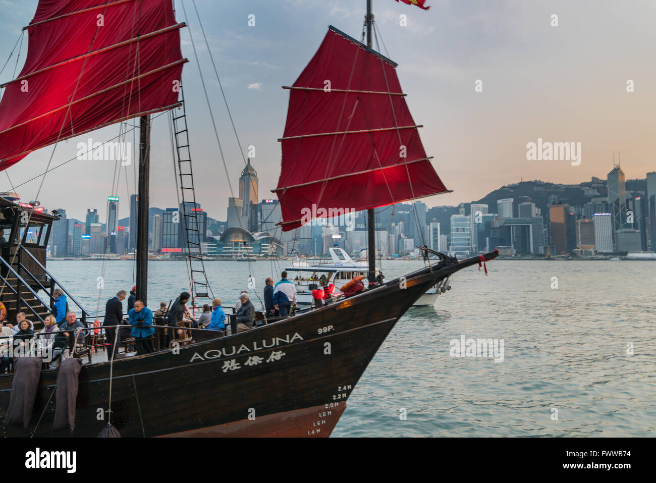 Le bateau traditionnel dans le port de Victoria de Hong Kong Banque D'Images