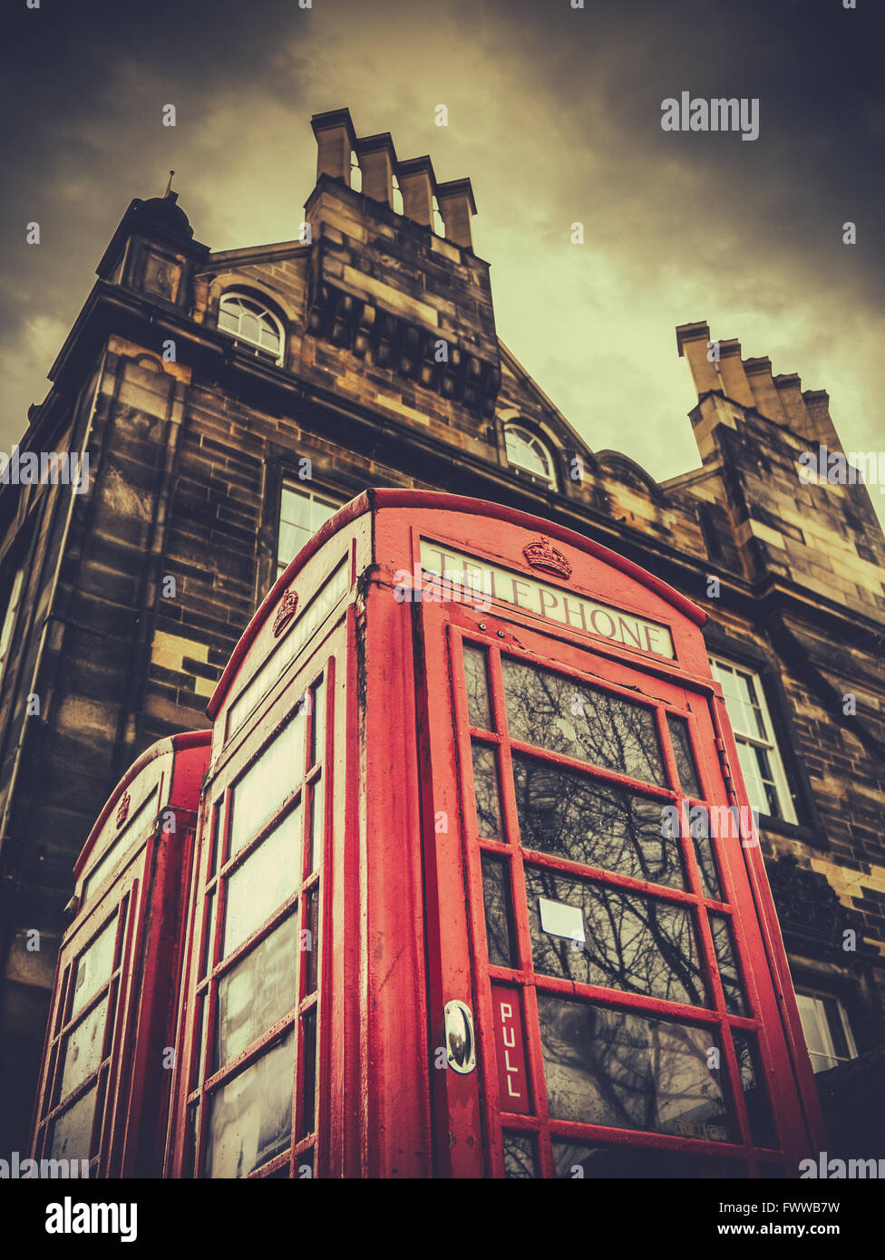 Une Phonebox Vintage britannique dans une ville britannique Banque D'Images