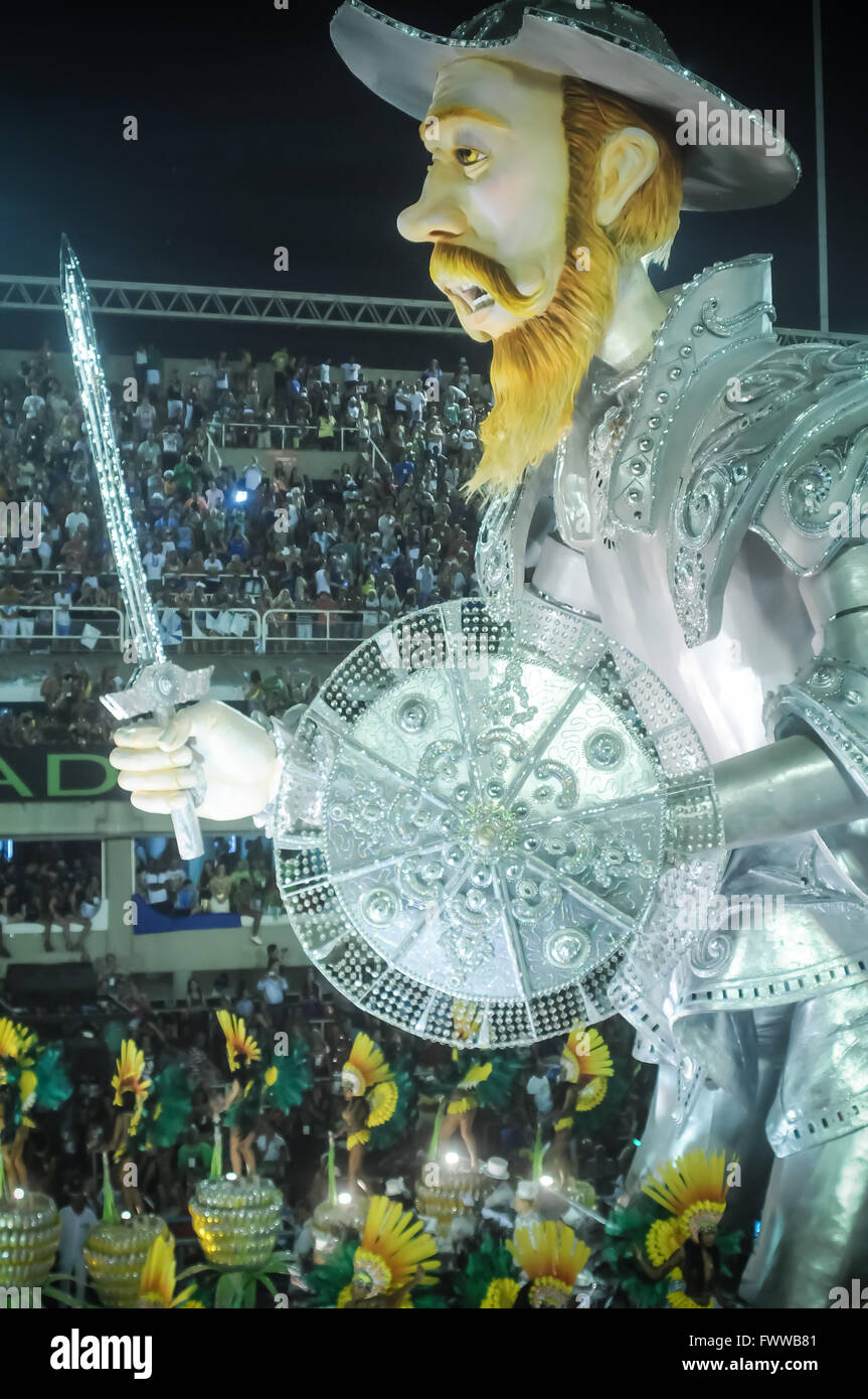 Défilé du carnaval de Rio, l'école de samba Mocidade paradant avec leurs chariots allégoriques Banque D'Images