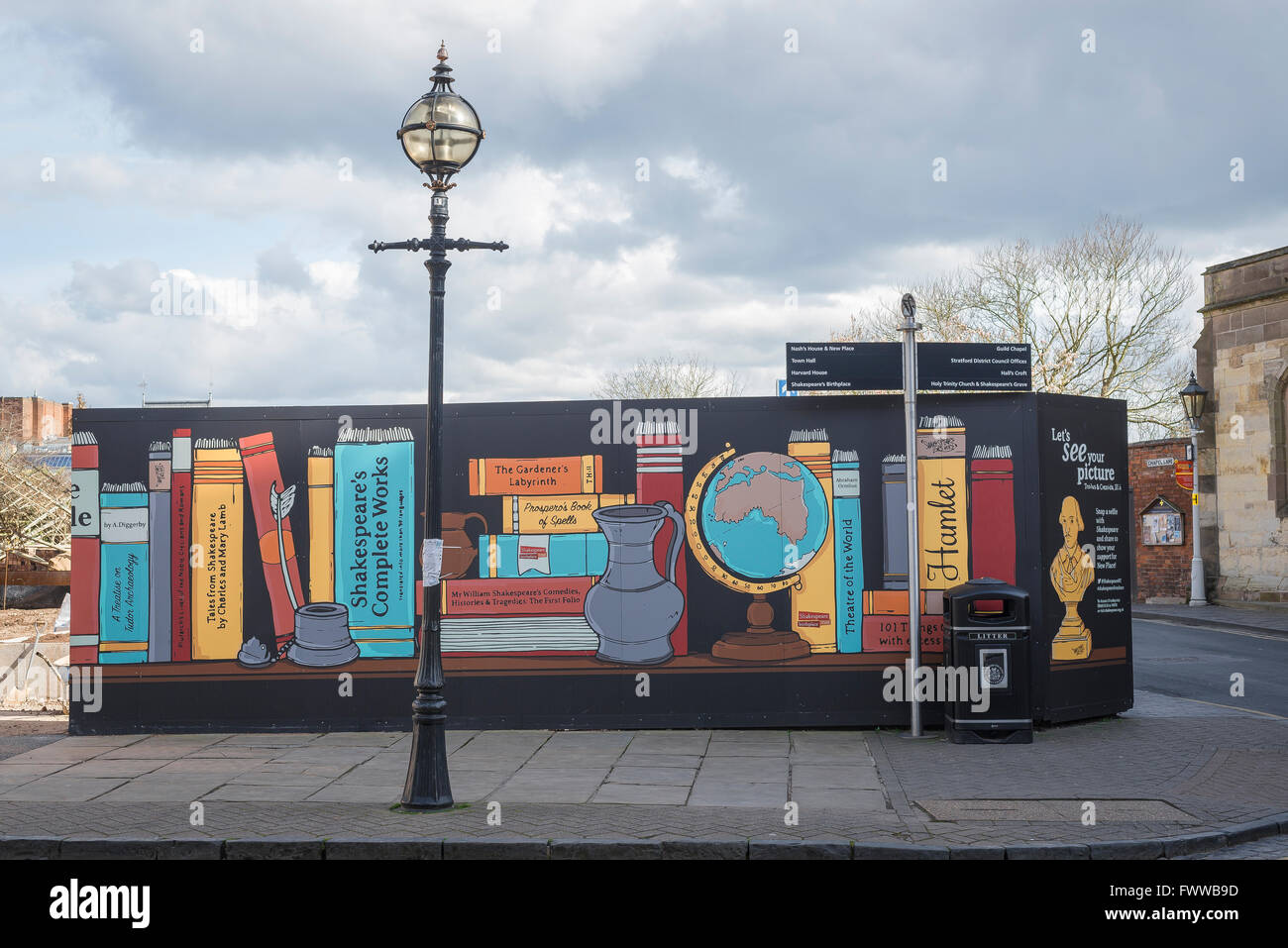 Pièces de théâtre de livres de Shakespeare, vue sur un mur temporaire dans Chapel Street illustré par des textes shashararéens, Stratford Upon Avon, Angleterre, Royaume-Uni. Banque D'Images