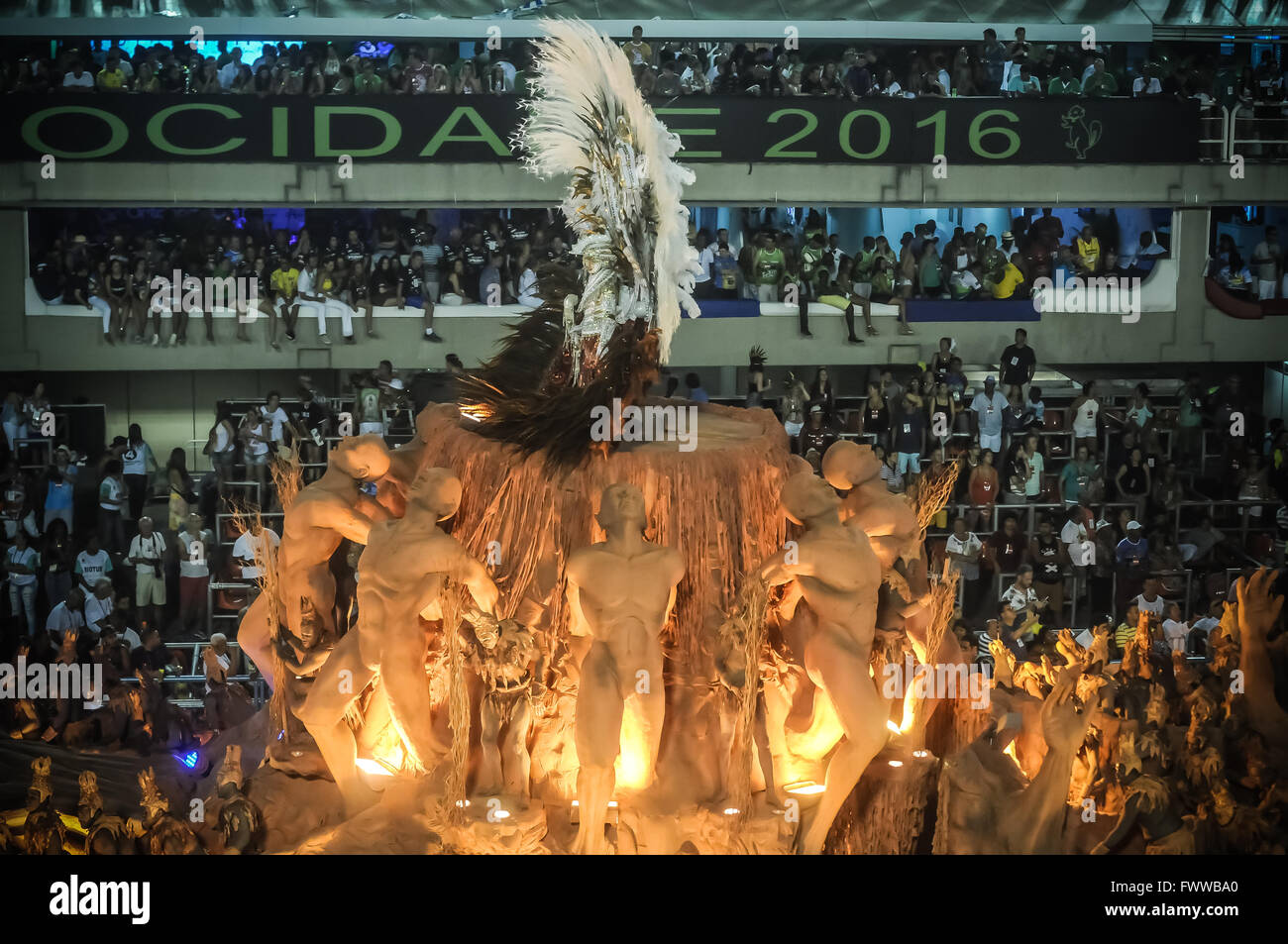 L'école de samba Unidos da Tijuca défilant au Carnaval de Rio 2016. Wagon allégorique et artistes défilant au Sambódromo Banque D'Images