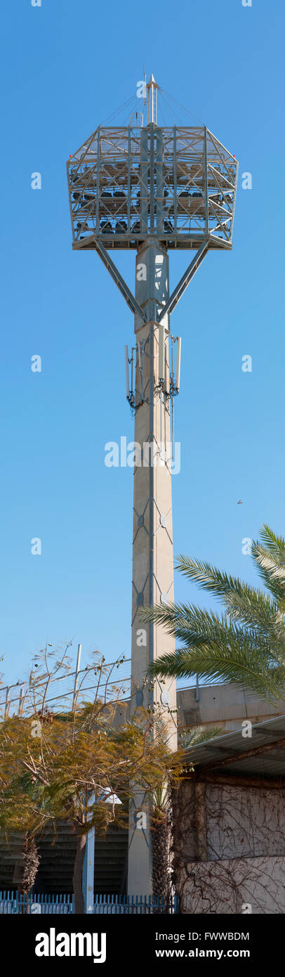 Les lumières du stade sur un terrain de sport et ciel bleu Banque D'Images