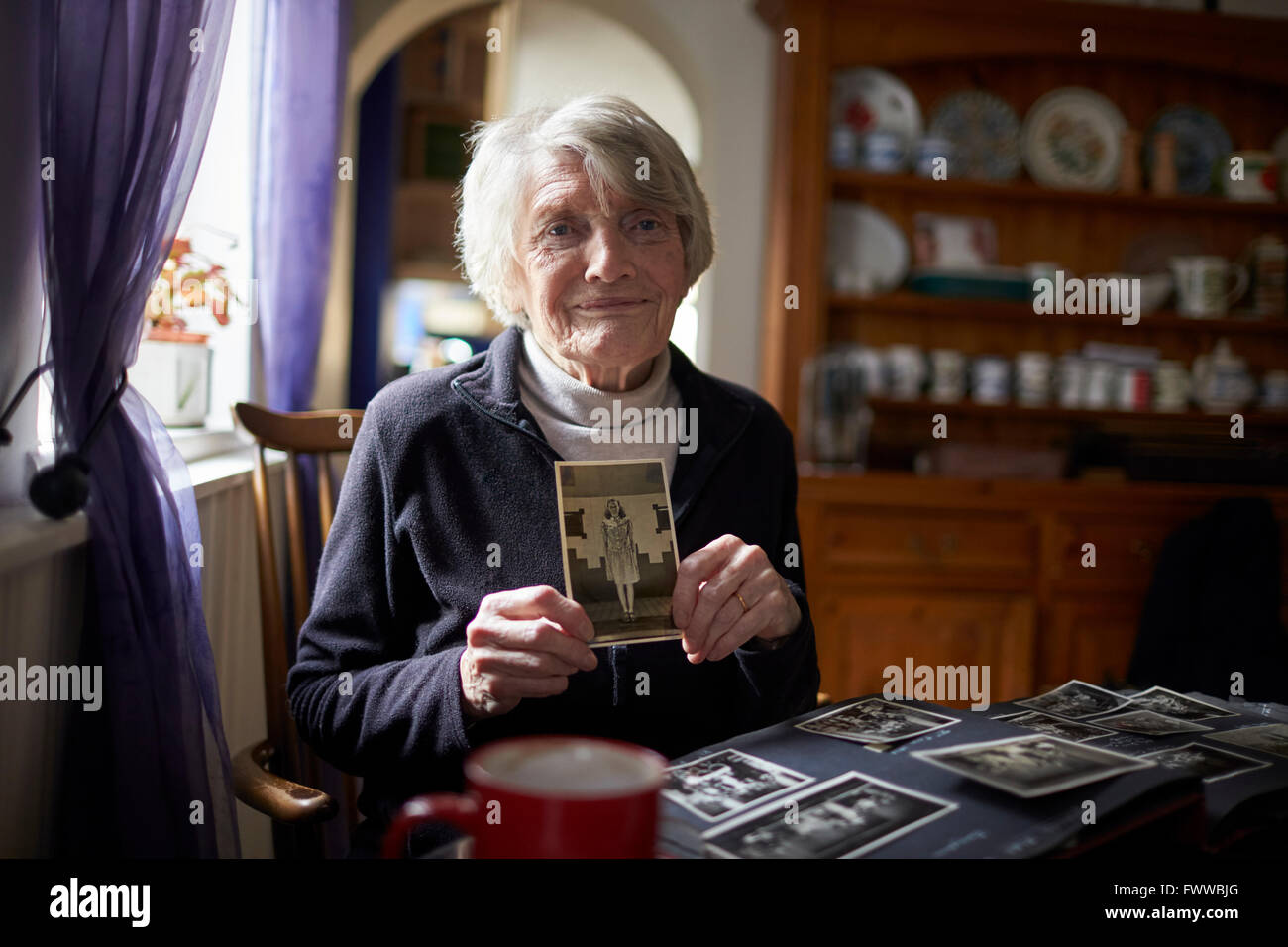 Senior Woman Holding Photo de ses jeunes auto Banque D'Images