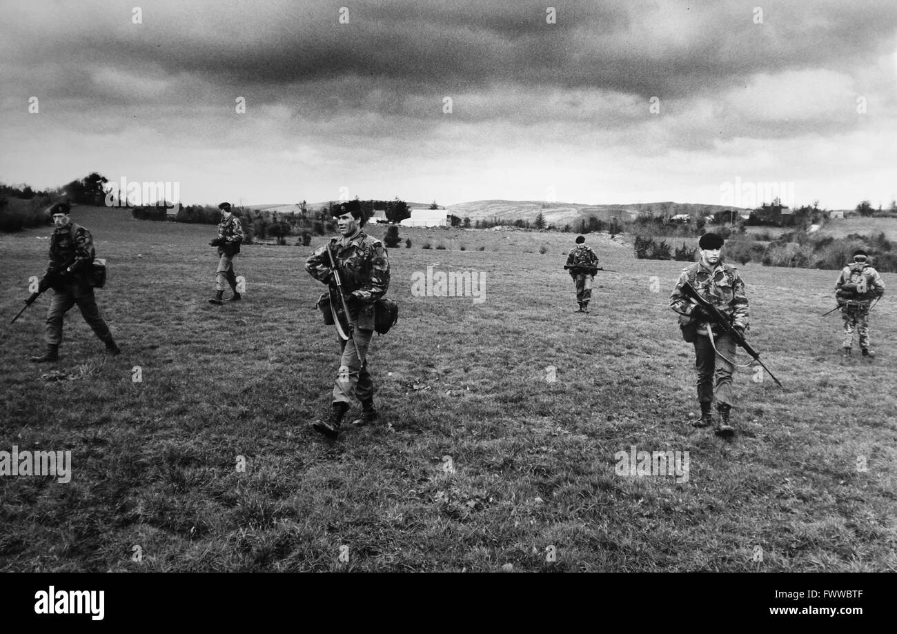 L'Irlande du Nord 1984 - Des soldats du premier bataillon du régiment de la Reine en patrouille près de la frontière à Omagh Banque D'Images
