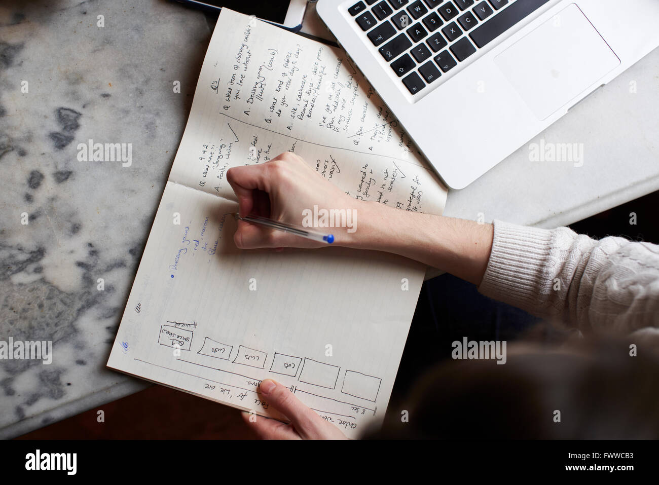 Femme Vue de dessus de la rédaction de notes en réunion d'affaires Banque D'Images Femme Vue de dessus de la rédaction de notes en réunion d'affaires Banque D'Images