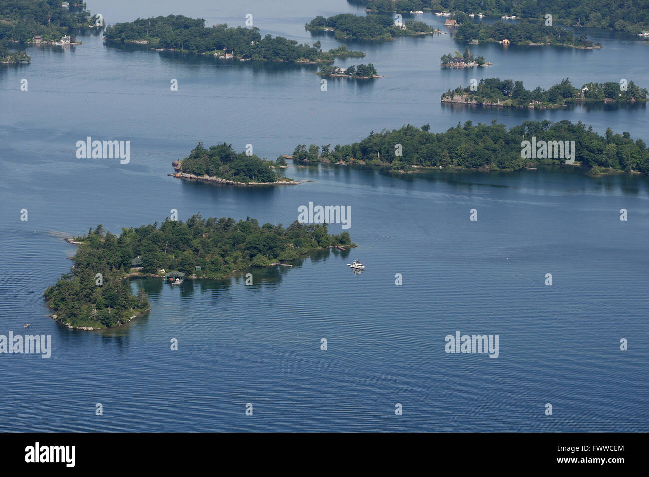Vue aérienne de la région des Mille-Îles près de Gananoque, en Ontario, le 28 juin 2014. Banque D'Images