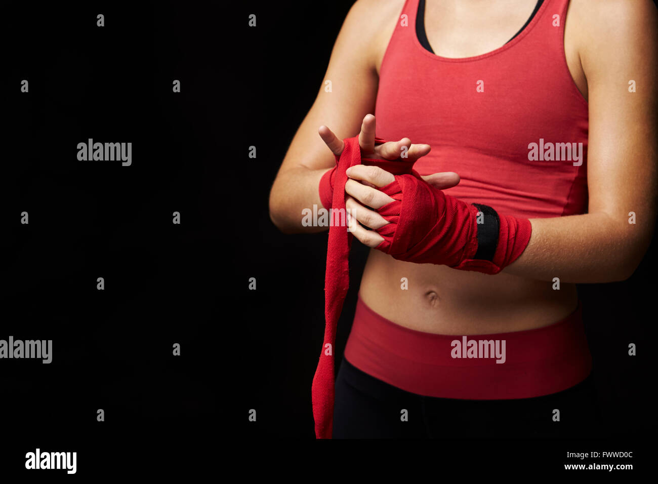 La mi-section de woman wrapping part pour l'entraînement Banque D'Images