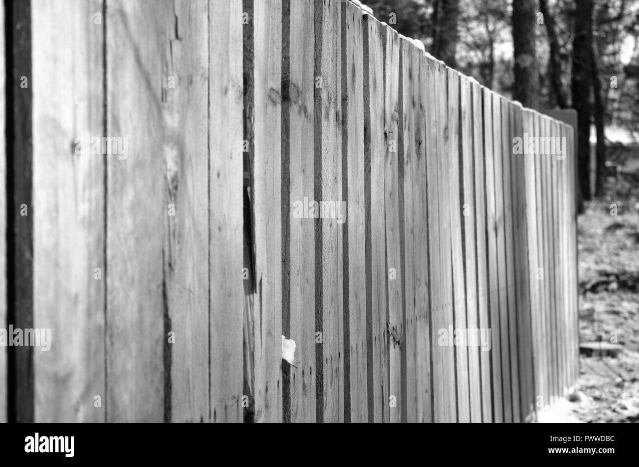 Une vieille vue d'angles une clôture en bois en hiver Banque D'Images