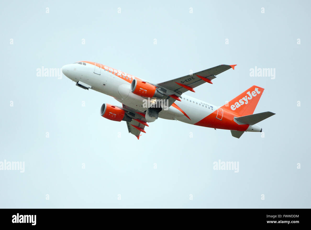 Easy Jet,G-EZFE quitte l'aéroport d'Édimbourg Banque D'Images