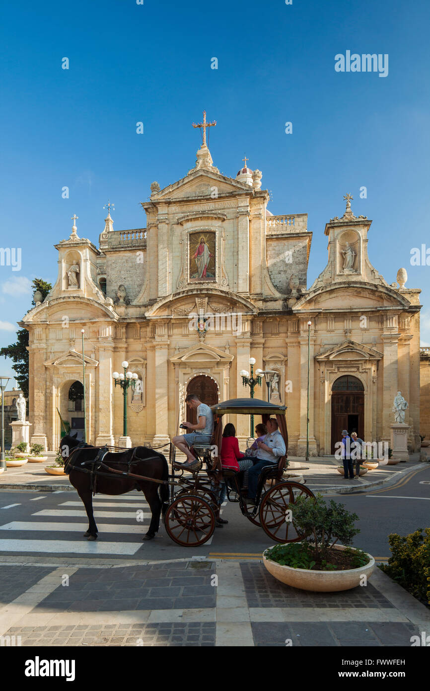 Une balade en calèche avec des touristes à l'église paroissiale de St Paul à Rabat, Malte. Banque D'Images