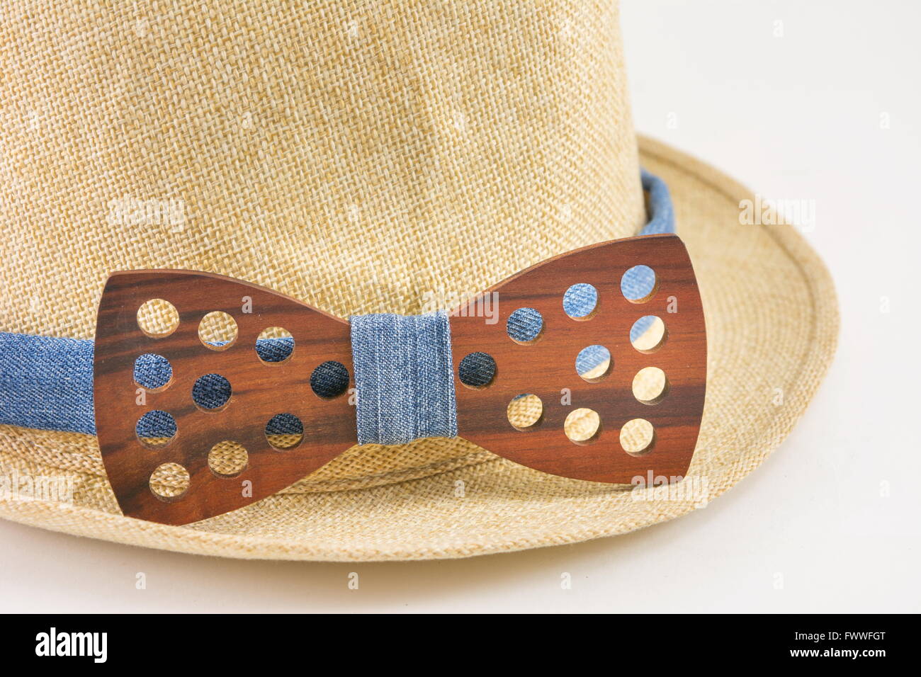 Noeud papillon en bois autour d'un chapeau. Accessoires Homme Banque D'Images