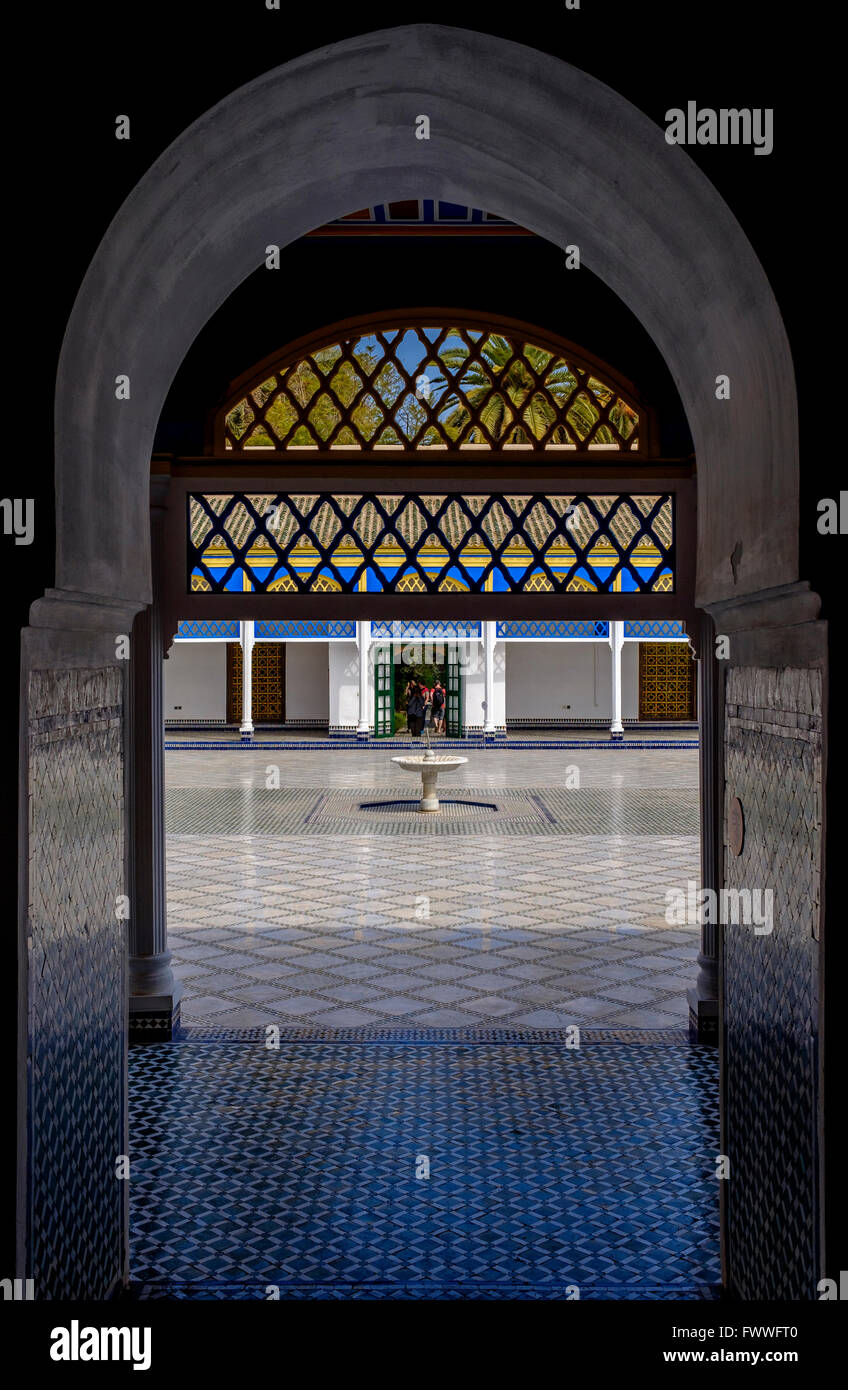 Une cour dans le Palais de la Bahia à Marrakech, Maroc, Afrique du Nord Banque D'Images