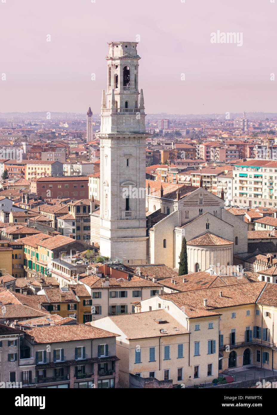 La cathédrale de Vérone avec de belles en beffroi, Verona, Italie. Banque D'Images