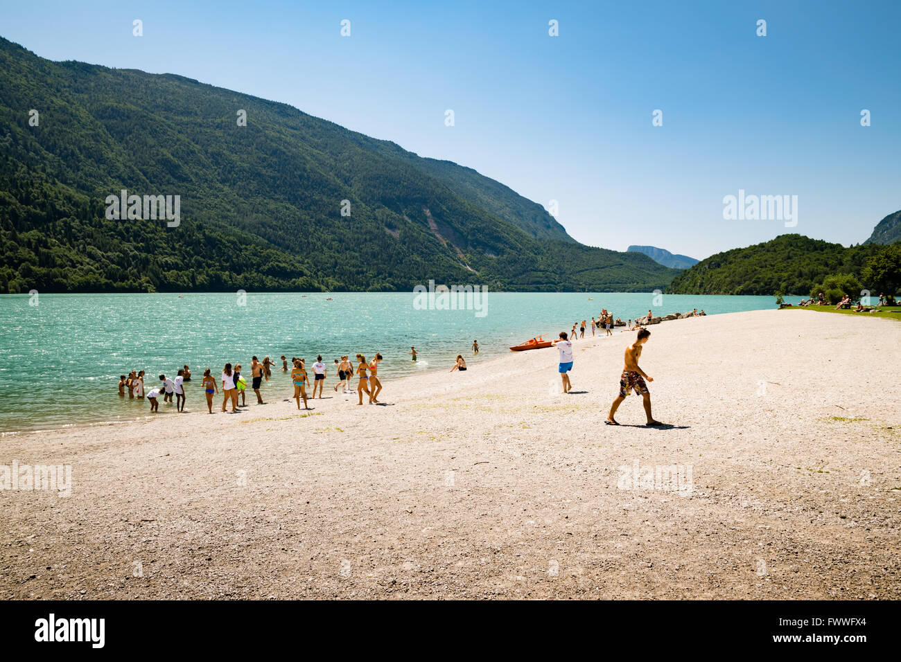 Molveno, Italie - 10 juillet 2015 : Le Lac de Molveno, élu plus beau lac en Italie en 2015 Banque D'Images