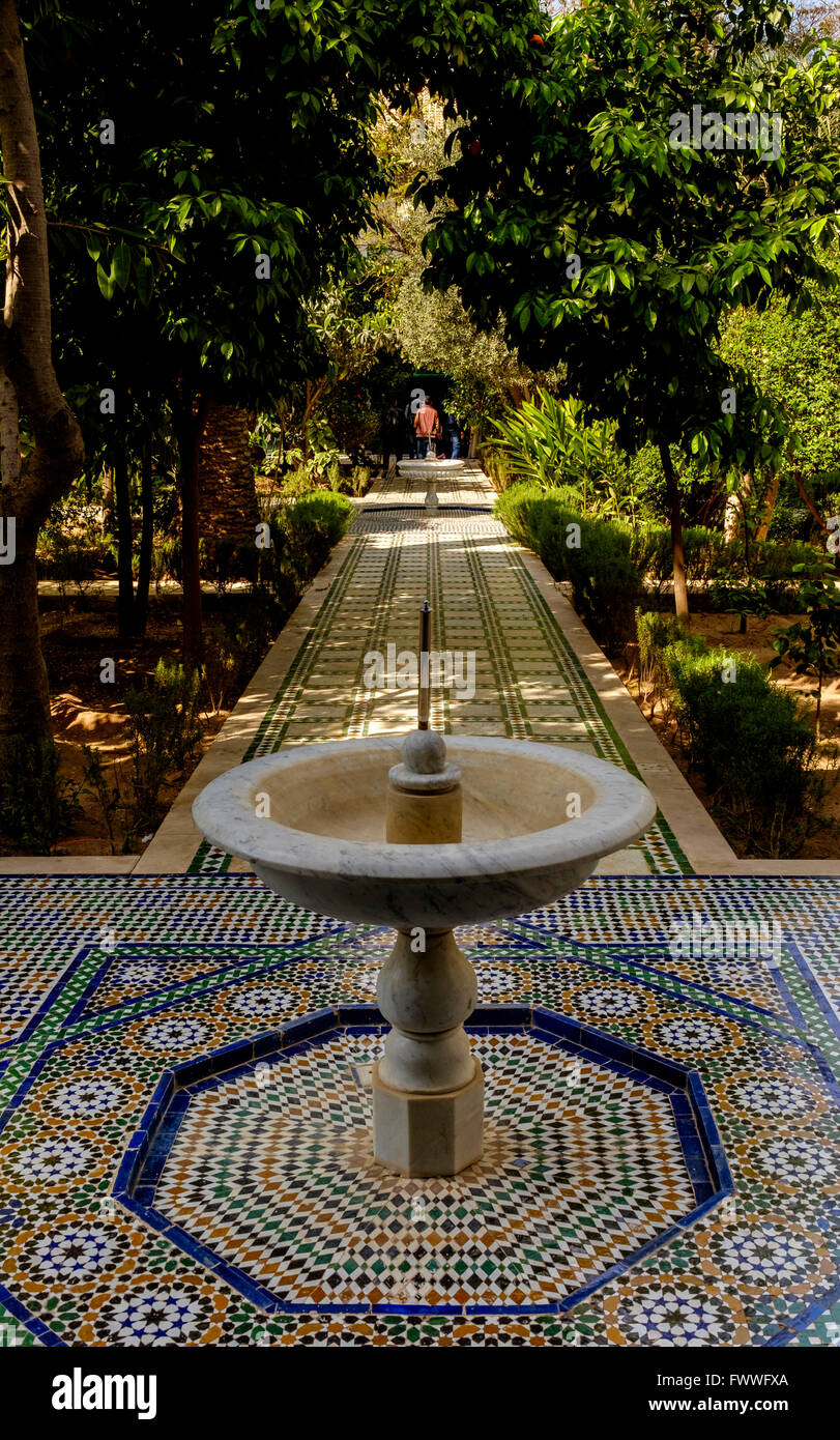 Un chemin à travers l'un des jardins dans le Palais de la Bahia à Marrakech, Maroc, Afrique du Nord Banque D'Images