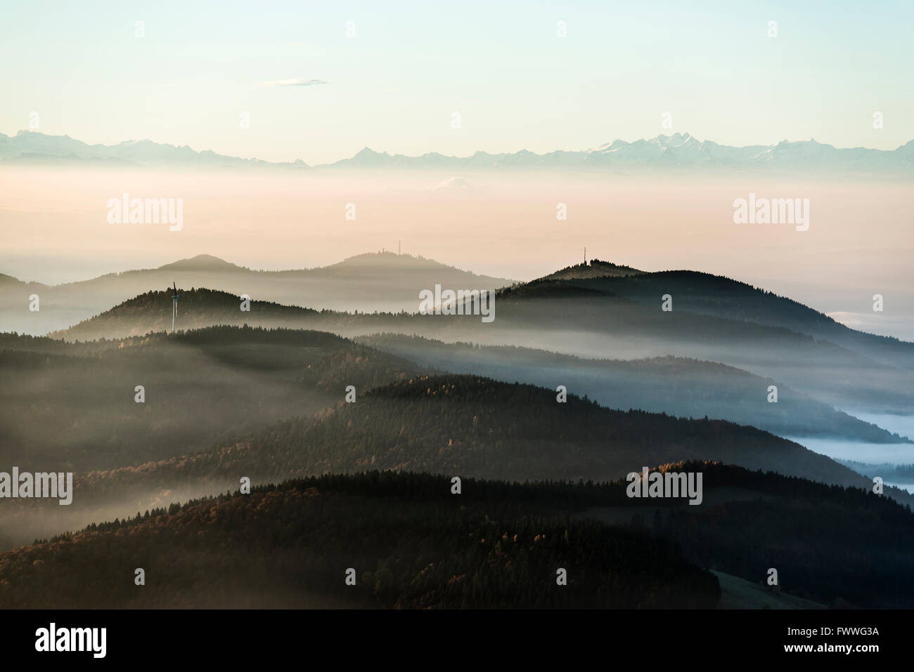 Vue depuis le Belchen sud sur l'Wiesental valley et les Alpes suisses, l'atmosphère du matin avec brouillard, Forêt Noire Banque D'Images