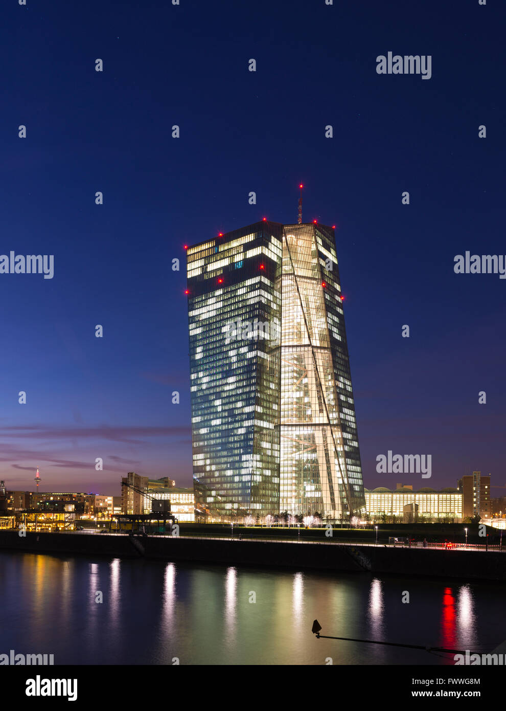 Vivement éclairée Banque centrale européenne, BCE, au crépuscule, heure bleue, Francfort, Hesse, Allemagne Banque D'Images