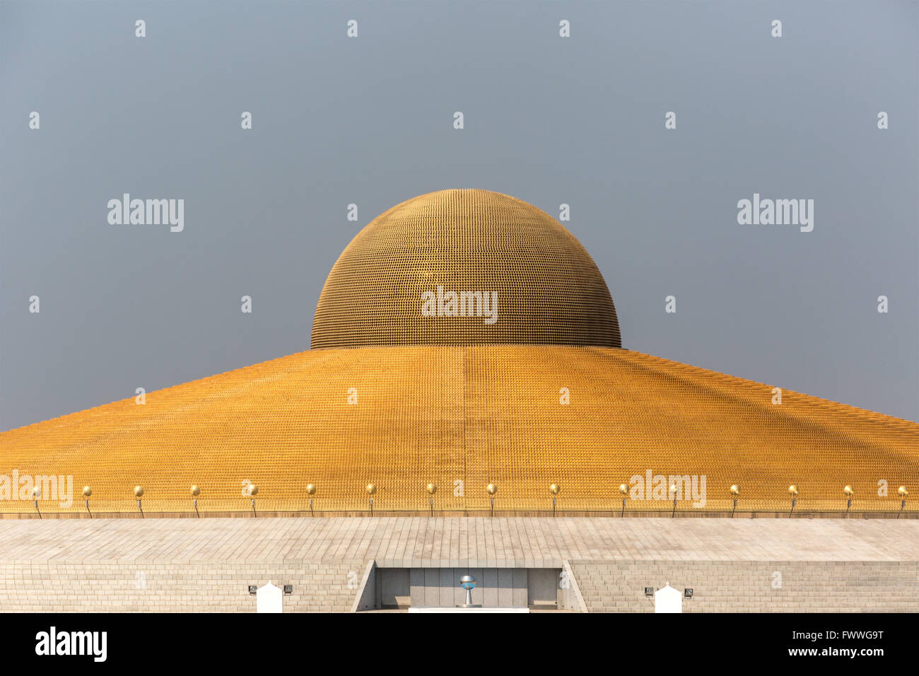 Mahadhammakaya Cetiya Chedi Du Wat Phra Dhammakaya Temple Khlong Luang District Pathum Thani Bangkok Thailande Photo Stock Alamy