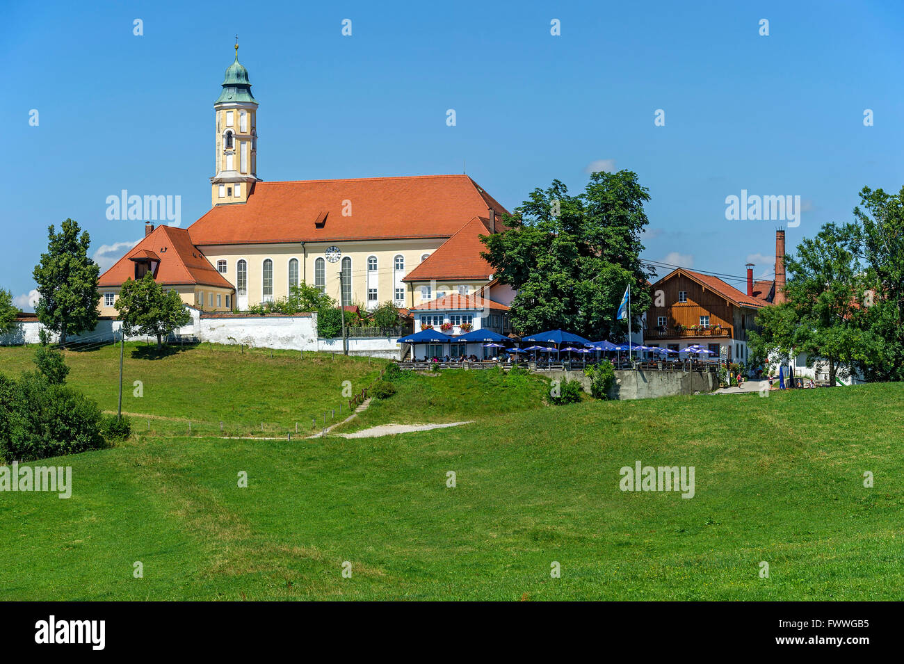 Église de l'annonciation avec jardin de bière et de la brasserie de l'abbaye, Reutberg Sachsenkam, Isarwinkel, Haute-Bavière, Bavière, Allemagne Banque D'Images