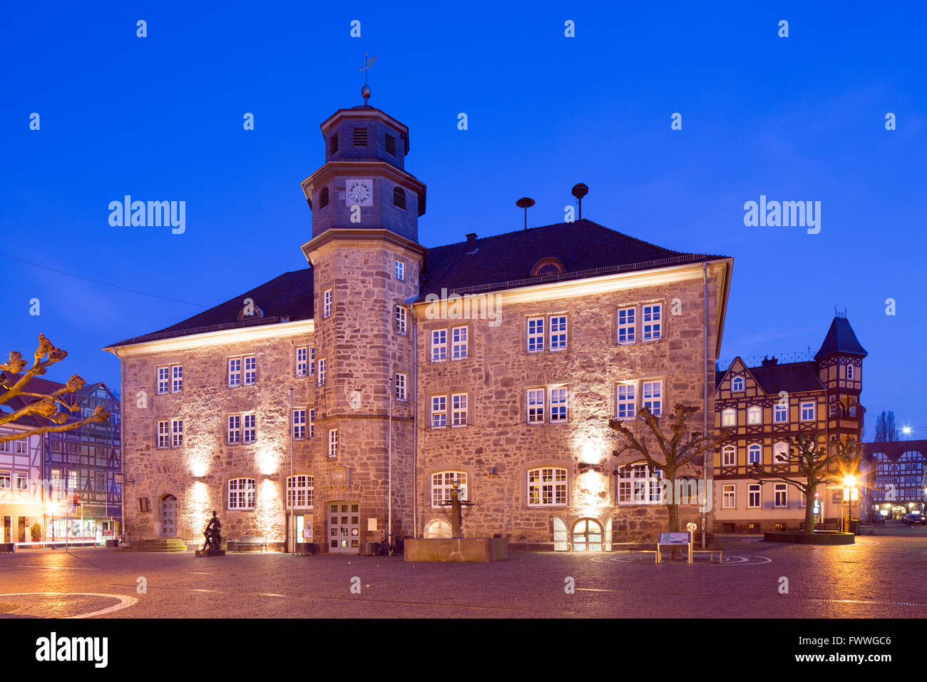 L'hôtel de ville au crépuscule sur le marché, Witzenhausen, Hesse, Allemagne Banque D'Images