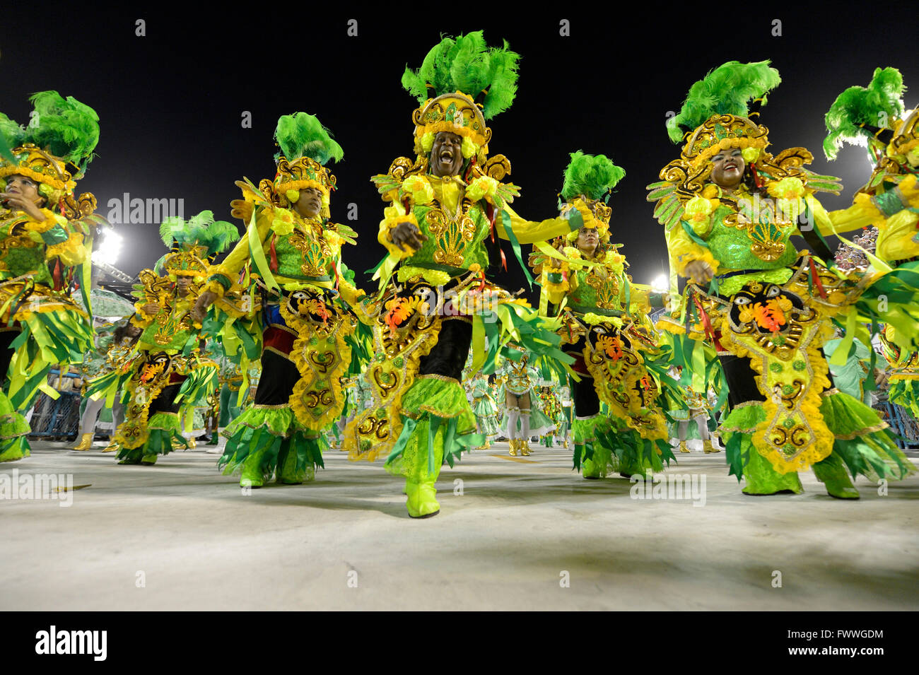 Défilé de danseurs de samba de l'école de samba Beija Flor de Nilópolis, Sambódromo, Rio de Janeiro, Brésil Banque D'Images