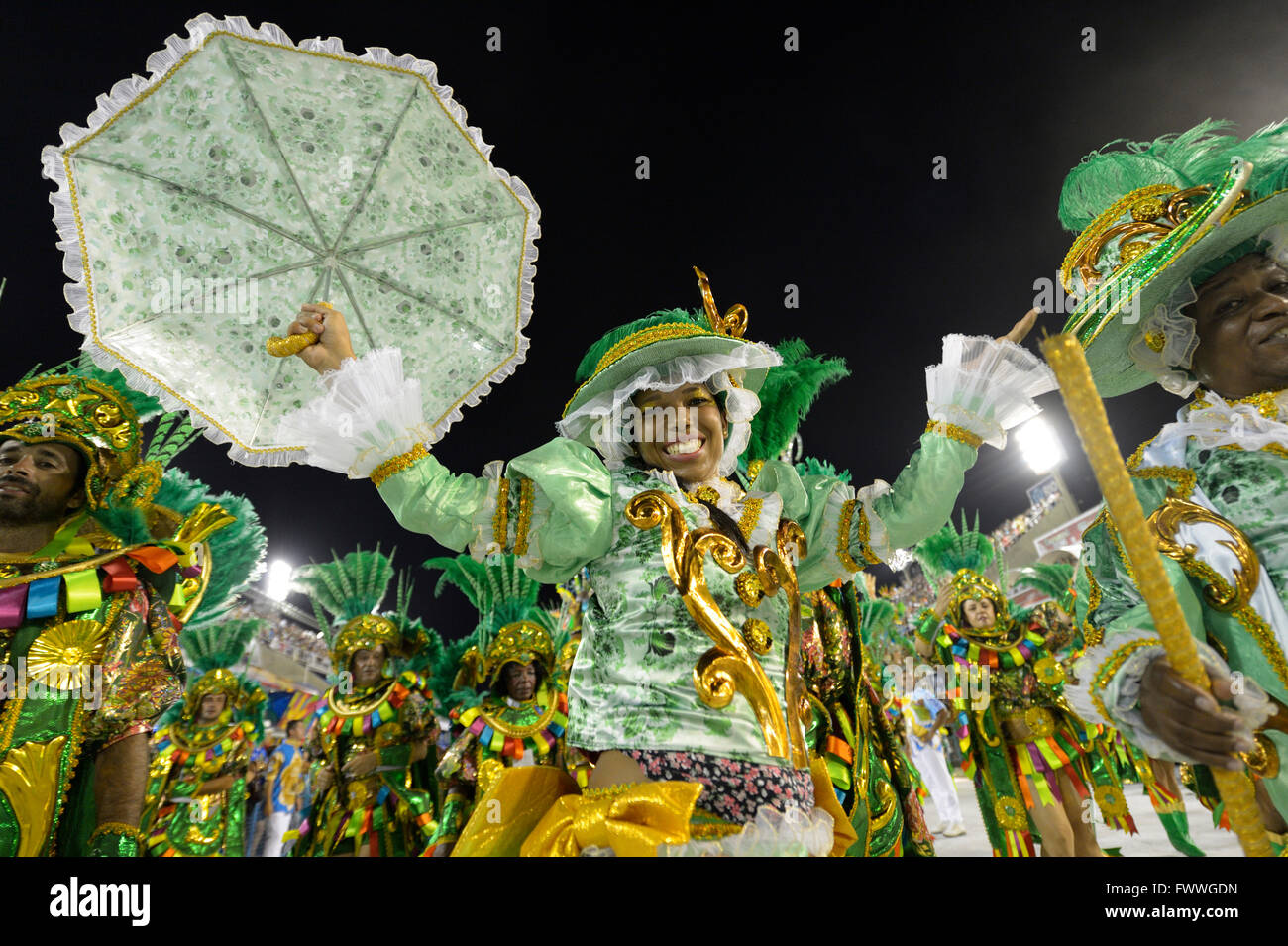 Femme en costume, défilé de l'école de samba Beija Flor de Nilópolis, Sambódromo, Rio de Janeiro, Brésil Banque D'Images