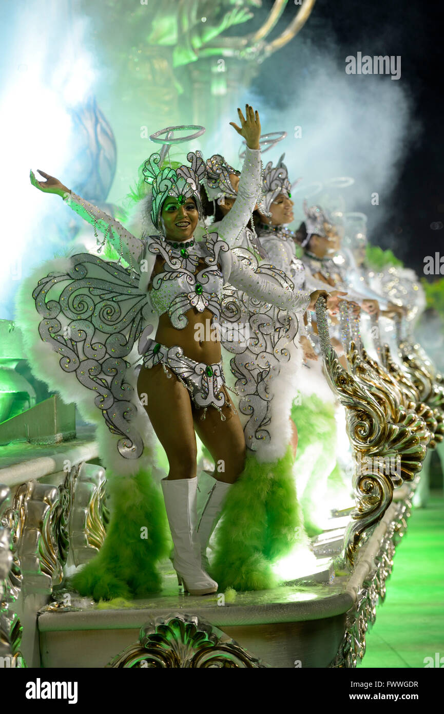Les danseurs de samba sur un char allégorique, défilé de l'école de samba Acadêmicos do Grande Rio, carnaval 2016 dans le Sambódromo Banque D'Images