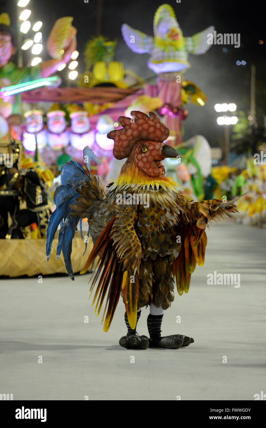Danseur vêtu comme un poulet, défilé de l'école de samba Imperatriz Leopoldinense, carnaval 2016 dans le Sambódromo Banque D'Images