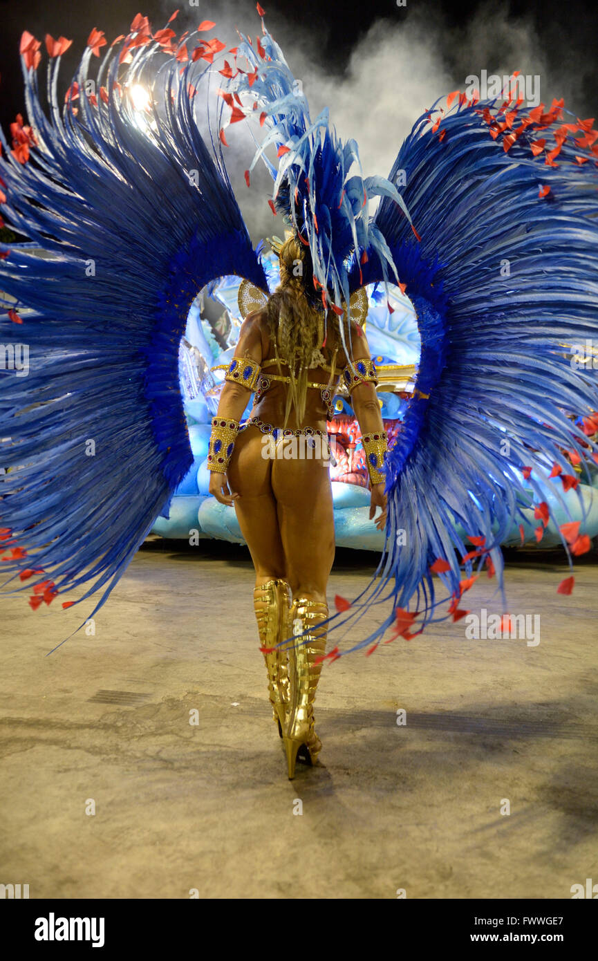 Danseuse de Samba derrière, défilé de l'école de samba Uniao da Ilha do Governador, carnaval 2016 dans le Sambódromo Banque D'Images