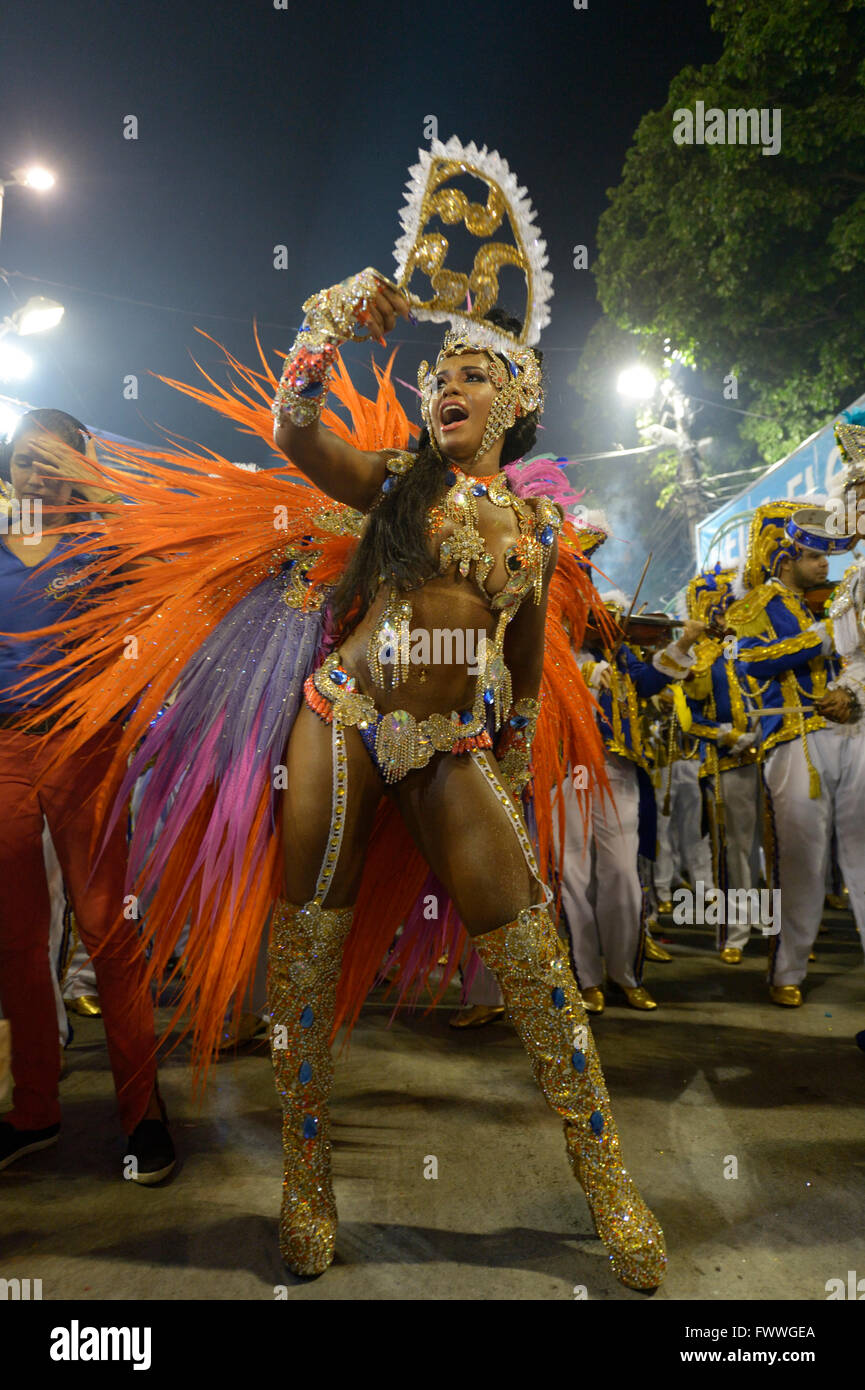 Danseuse Samba Raíssa Oliveira, Reine de la Rainha da Bateria groupe samba, défilé de l'école de samba Beija Flor de Nilópolis Banque D'Images