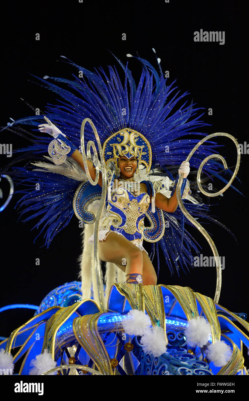 Danseuse de Samba sur un char allégorique, défilé de l'école de samba Beija Flor de Nilópolis, Sambódromo, Rio de Janeiro, Brésil Banque D'Images