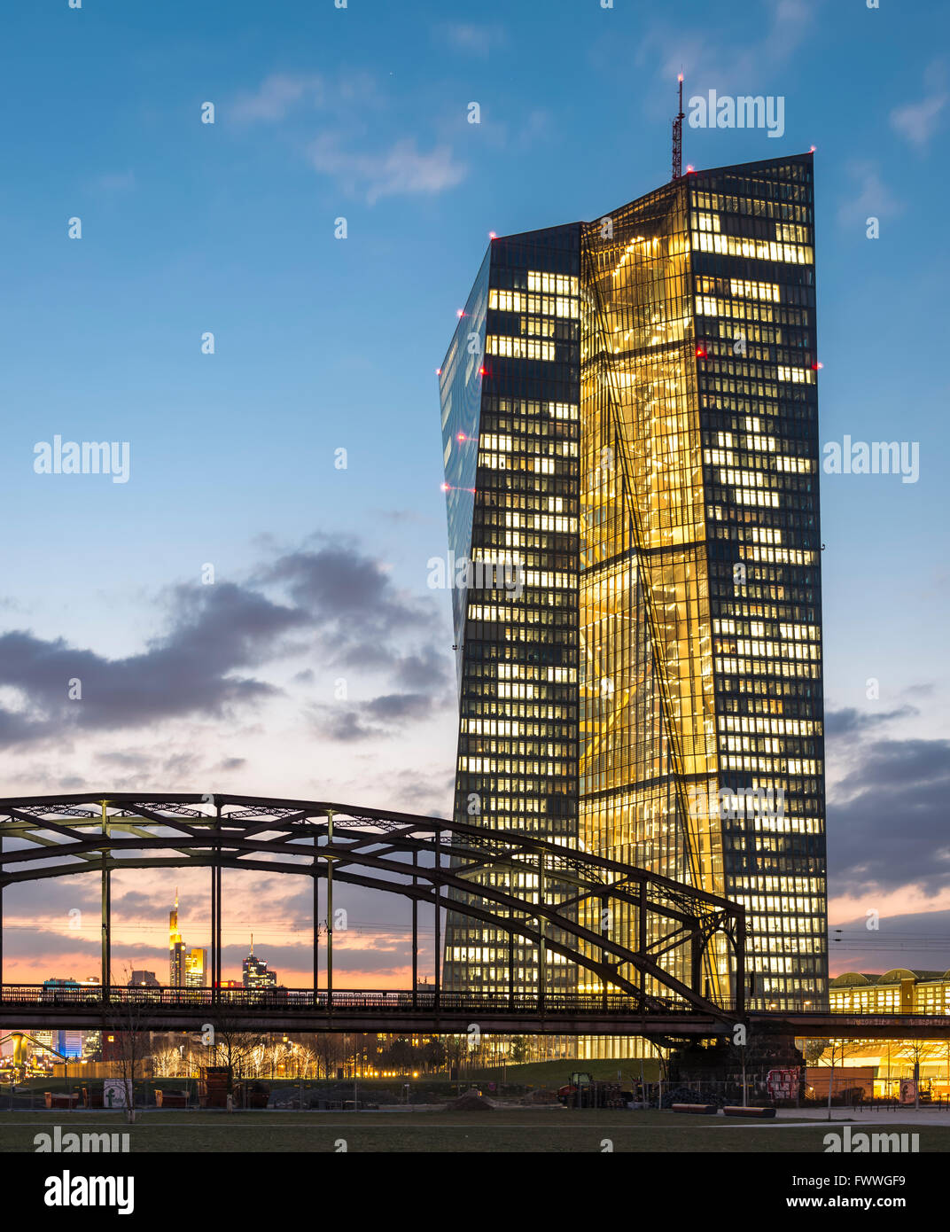 Vivement éclairée Banque centrale européenne, BCE, au crépuscule, heure bleue, Francfort, Hesse, Allemagne Banque D'Images