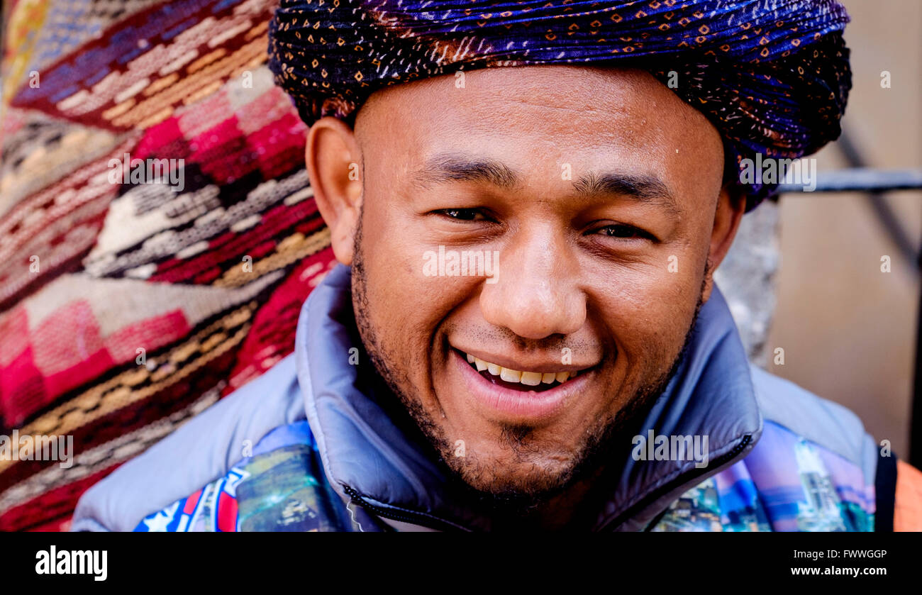 Un portrait d'un exposant berbère dans la médina de Marrakech, Maroc, Afrique du Nord Banque D'Images