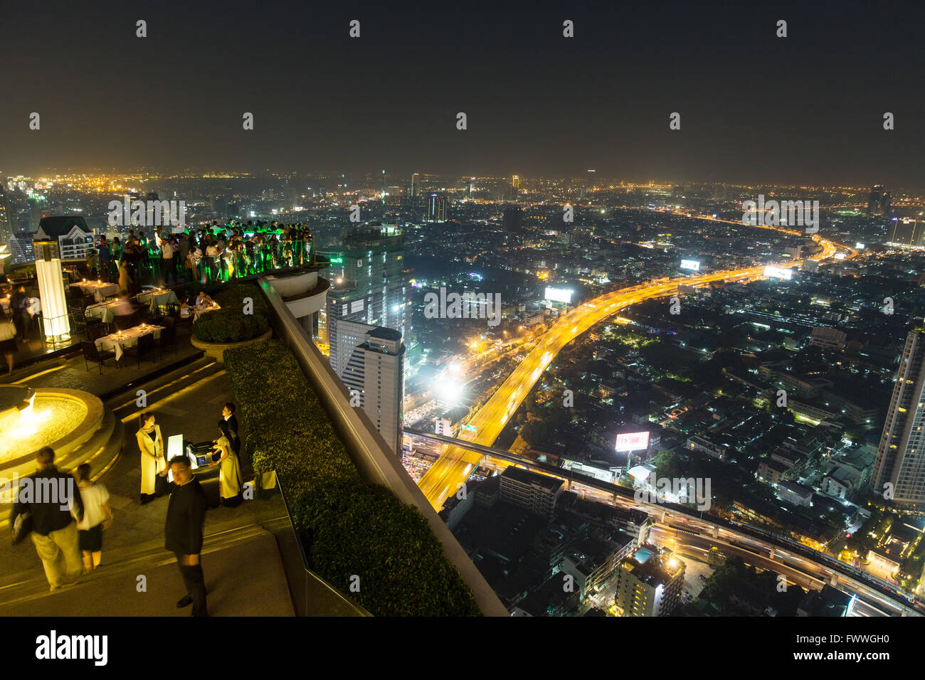 Les clients du bar sur le Lebua State Tower avec vue panoramique, photo de nuit, Bang Rak district, Bangkok, Thaïlande Banque D'Images