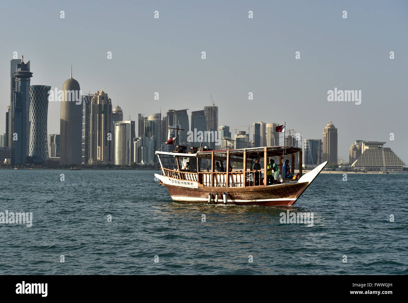 Bateau en bois en face de l'édifice, catégorie gratte-ciel skyline, Doha, Qatar Banque D'Images